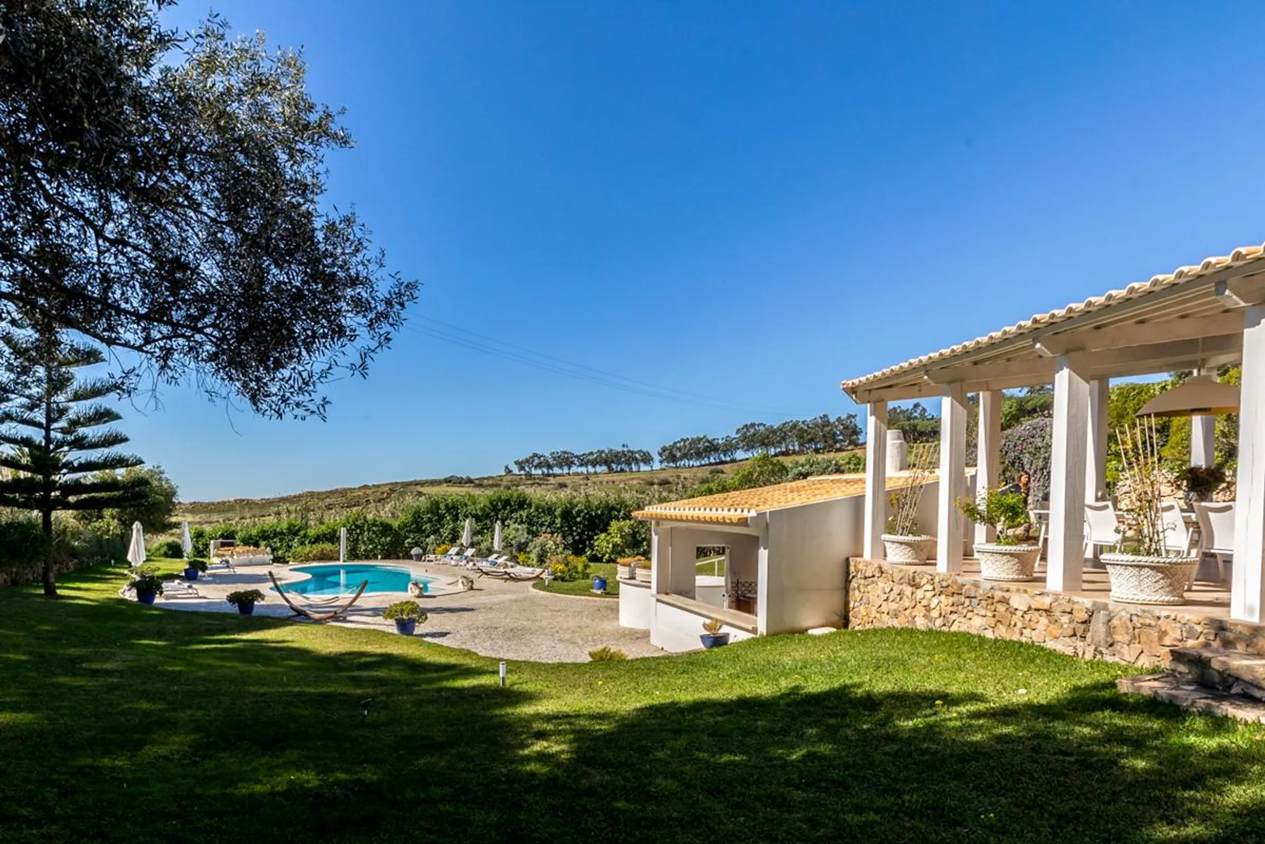 Deluxe Cozy Villa with Private Pool and Outdoor Seating — photograph 11