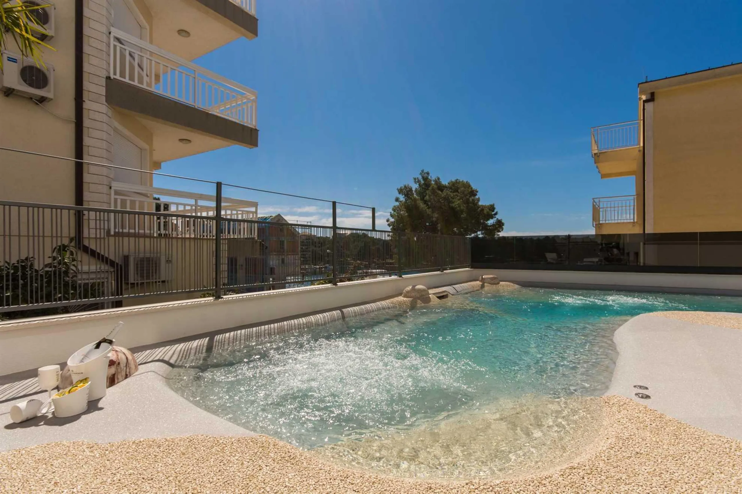 Spacious Villa with Rooftop Terrace and Jacuzzi in Trogir — photograph 10