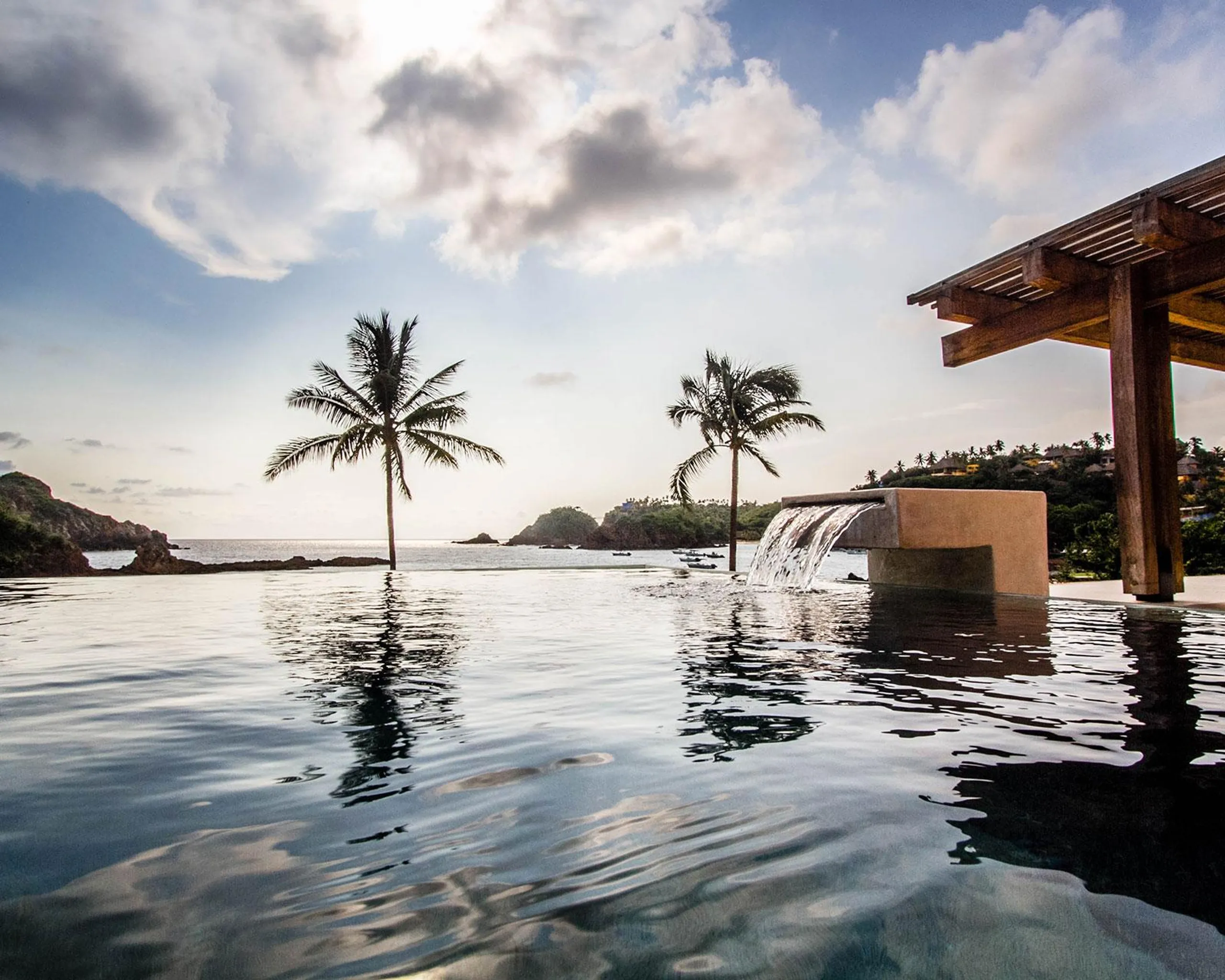 Beachfront Villa with Private Pool Modern Comfort & Access to Natural Wonders — photograph 5