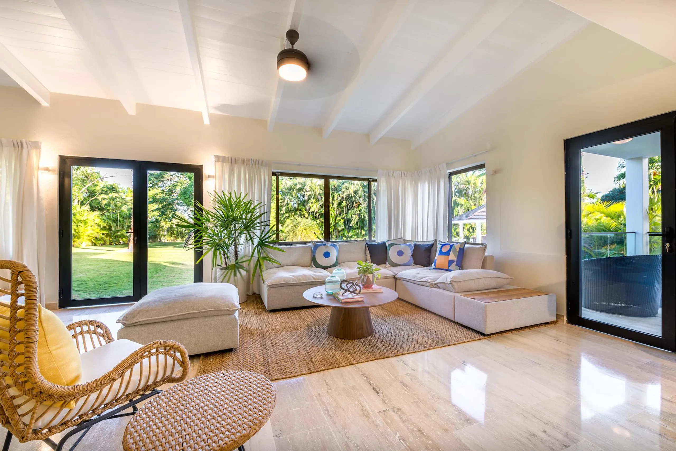 Refined Modern Villa with Swimming Pool and Minitas Beach Nearby — photograph 10