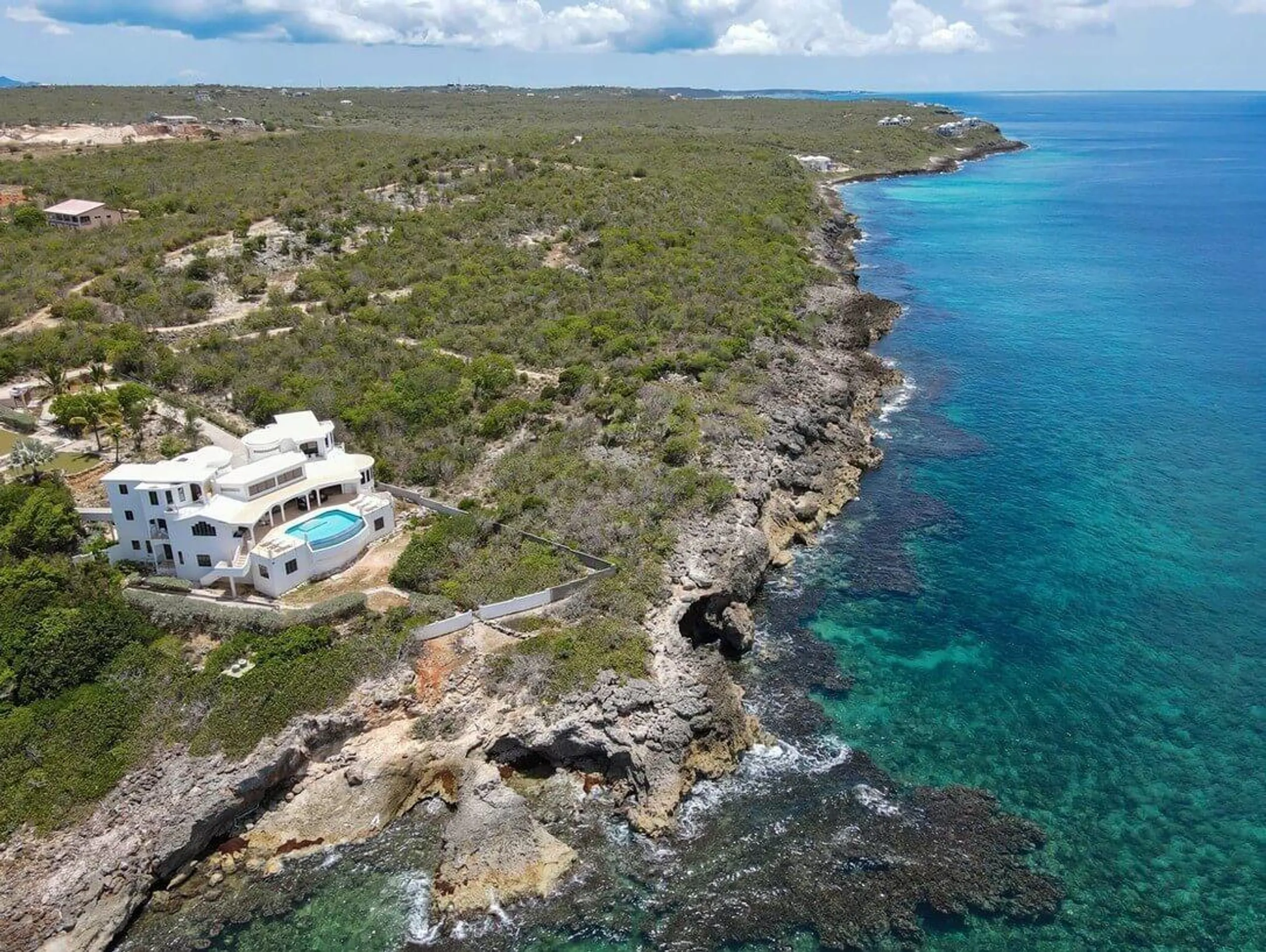 Majestic Anguilla Oceanfront Villa with Infinity Pool & Panoramic Views — photograph 9