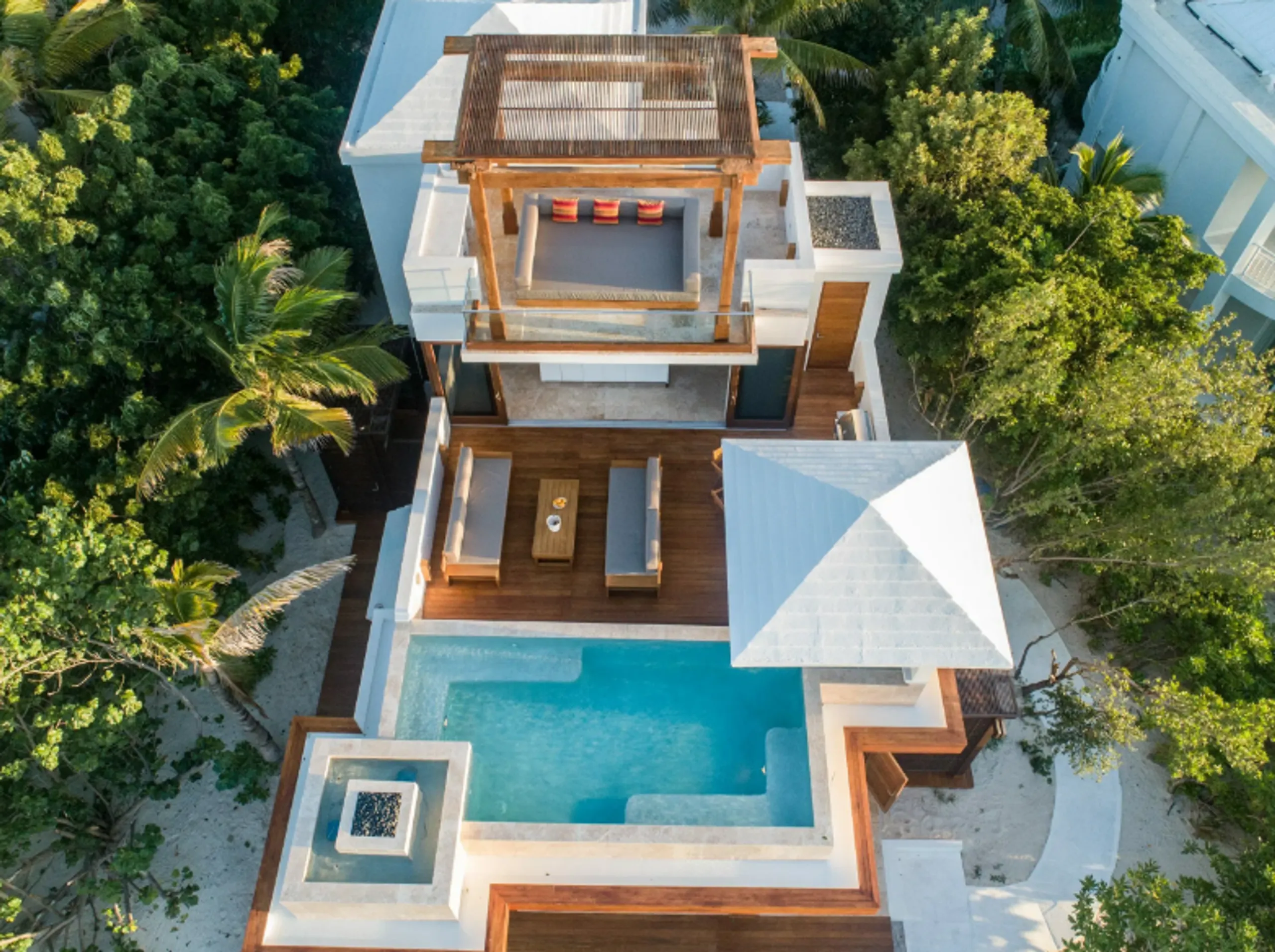 Captivating Beach Retreat with Artistic Vibes and Private Pool — photograph 8