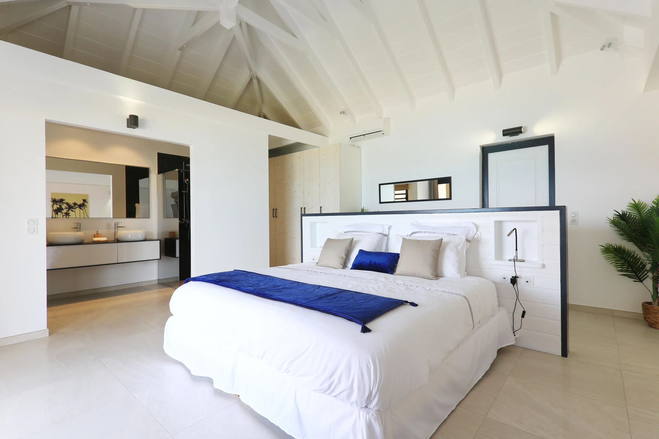 Modern Flamands Beach Villa with Infinity Pool and Walk to Beach — photograph 12