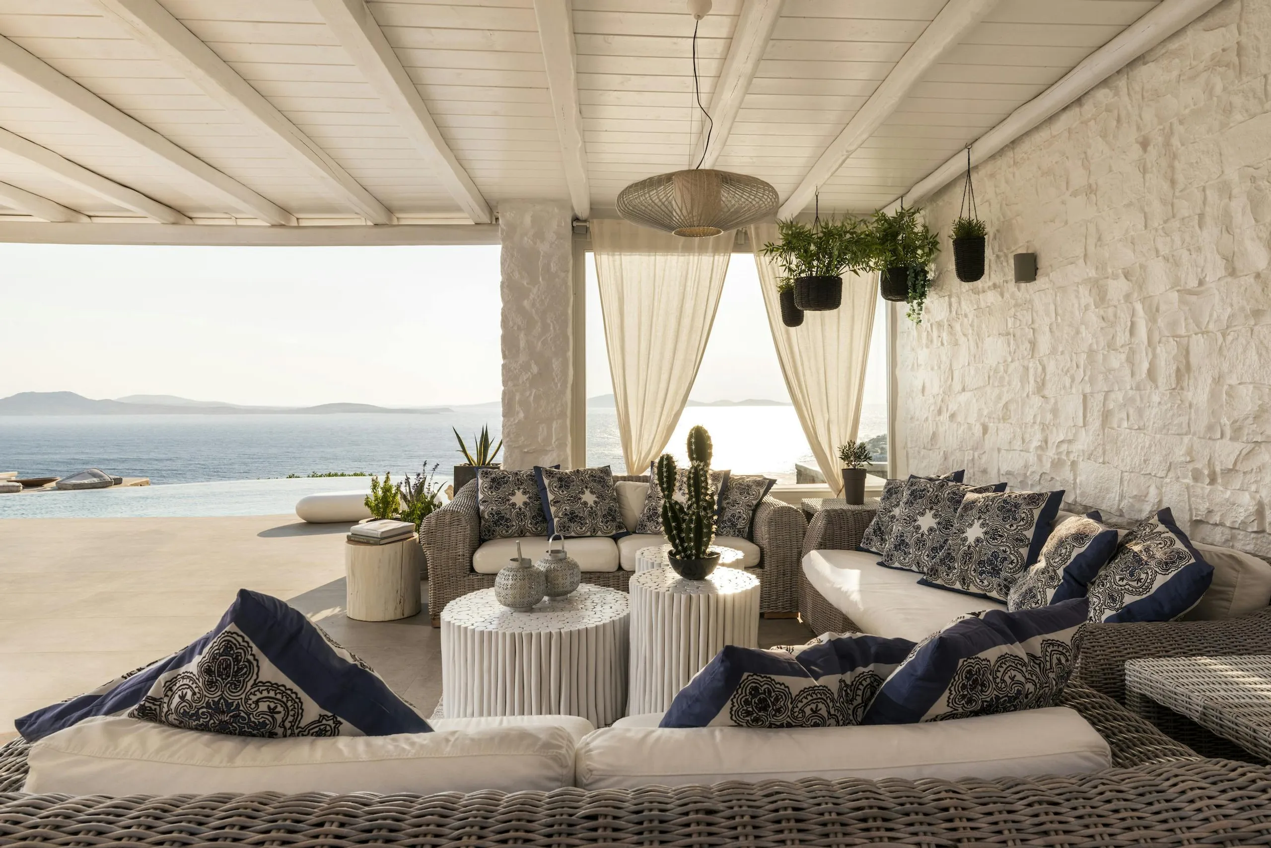 Deluxe Ocean Estate with Infinity Pool and Jacuzzi — photograph 6