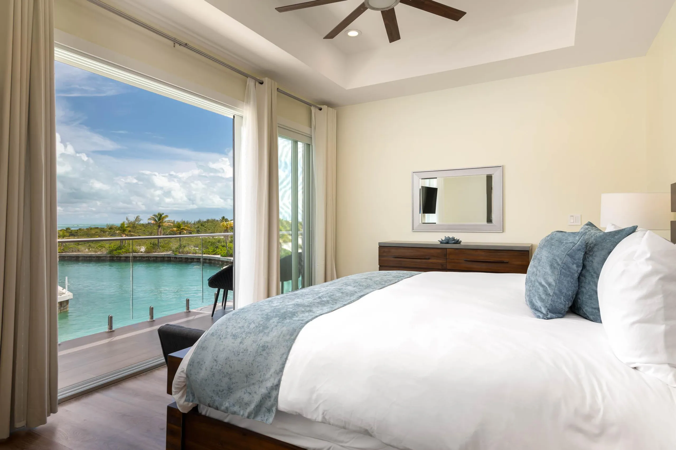 A Brand-New Canal-Side Cul de Sac Villa with Stunning Island Views — photograph 8