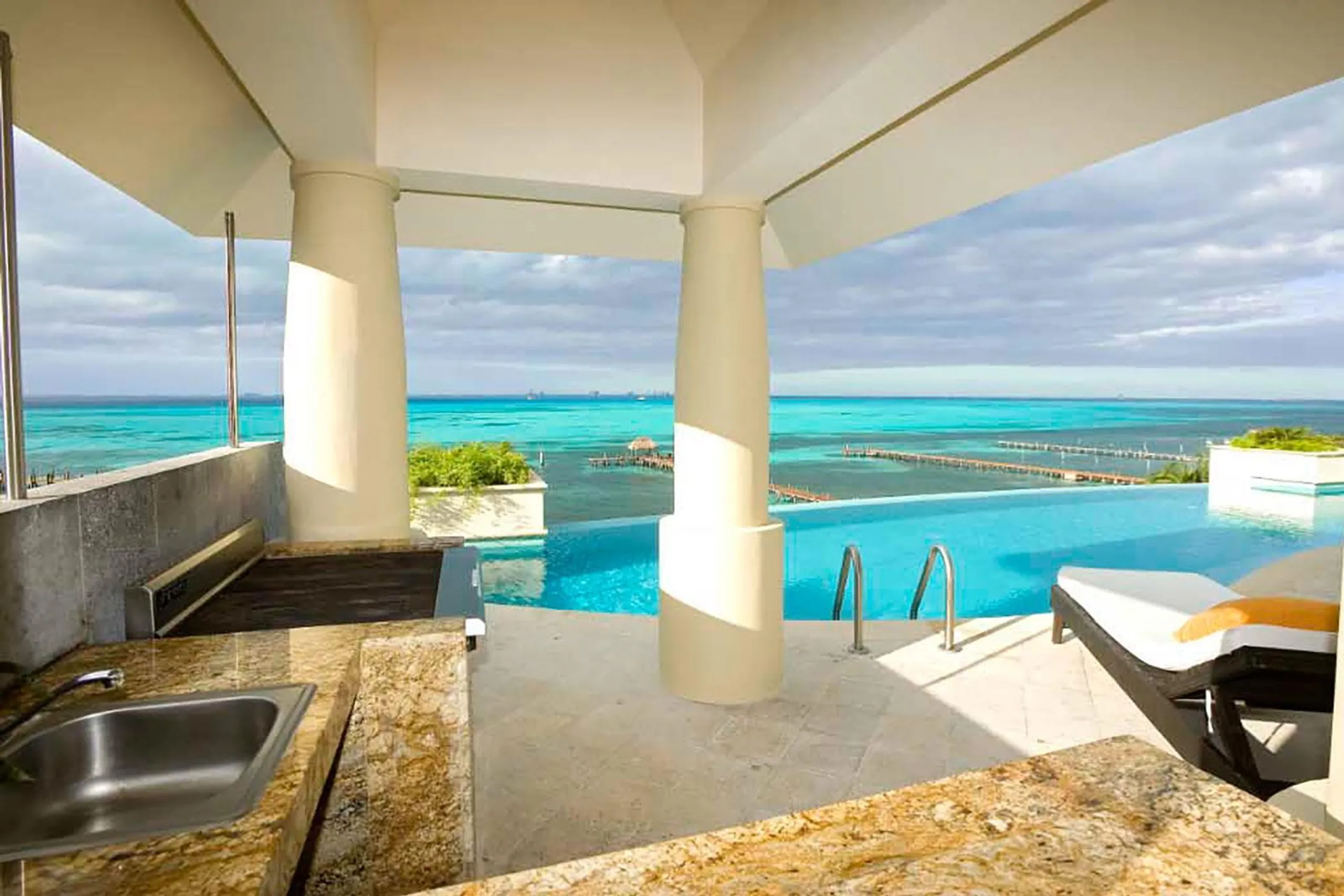 Breathtaking Luxe Villa Rental with Private Pool and Views in Isla Mujeres — photograph 2