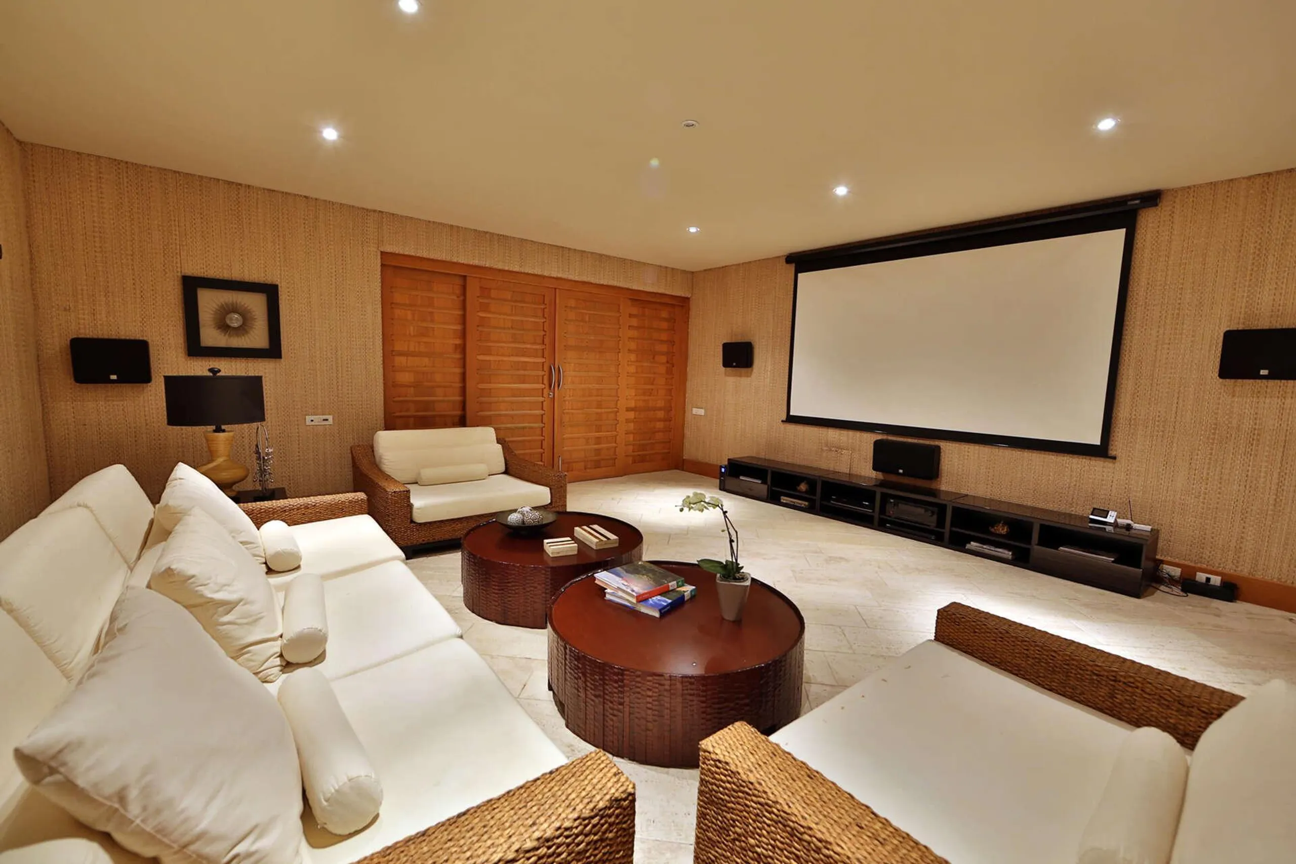 Tropical Architectural Villa with Private Pool and Country Club Access — photograph 6