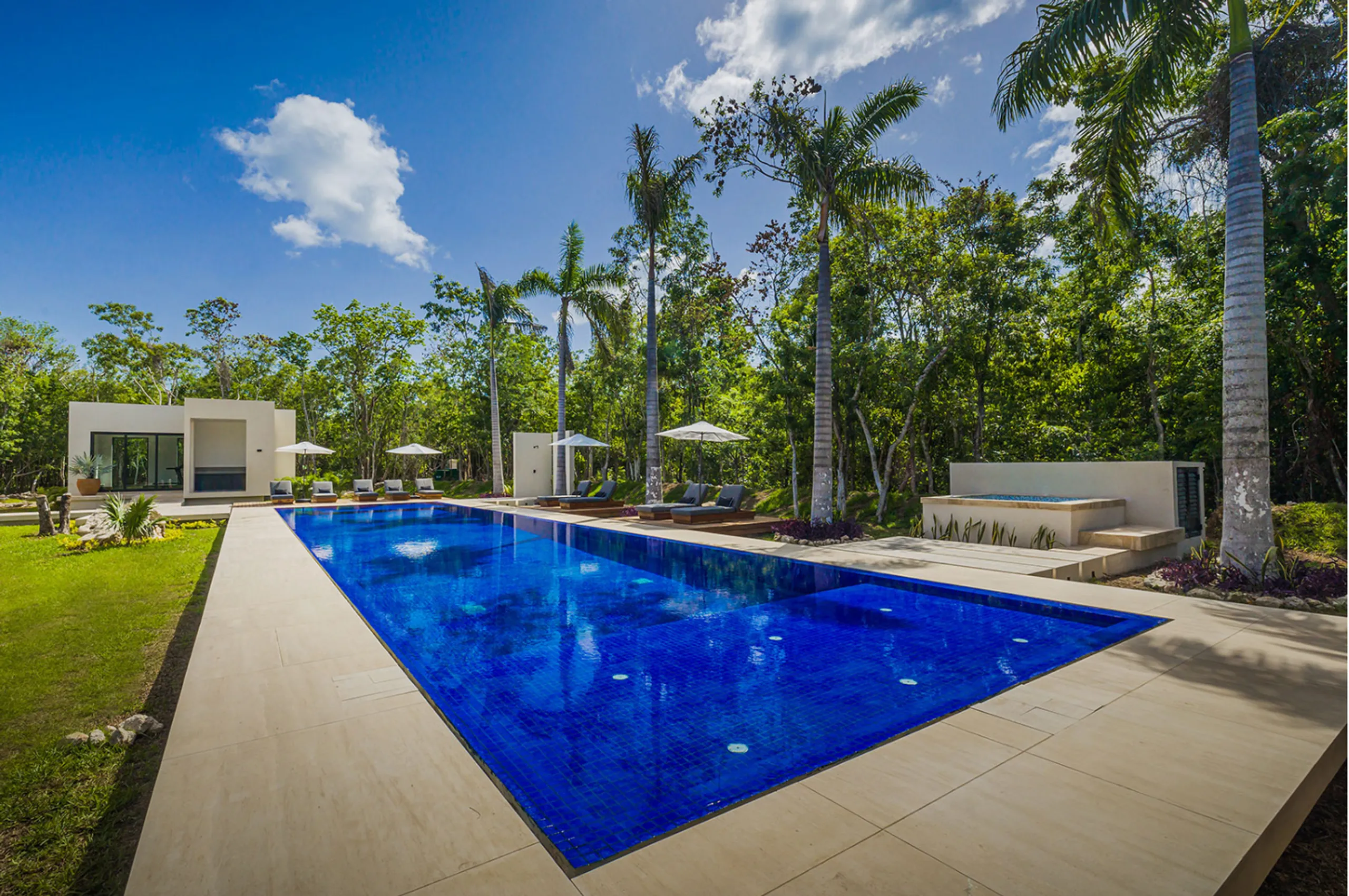 Grandiose Contemporary Architectural Villa with Pool and Jungle Views — photograph 8