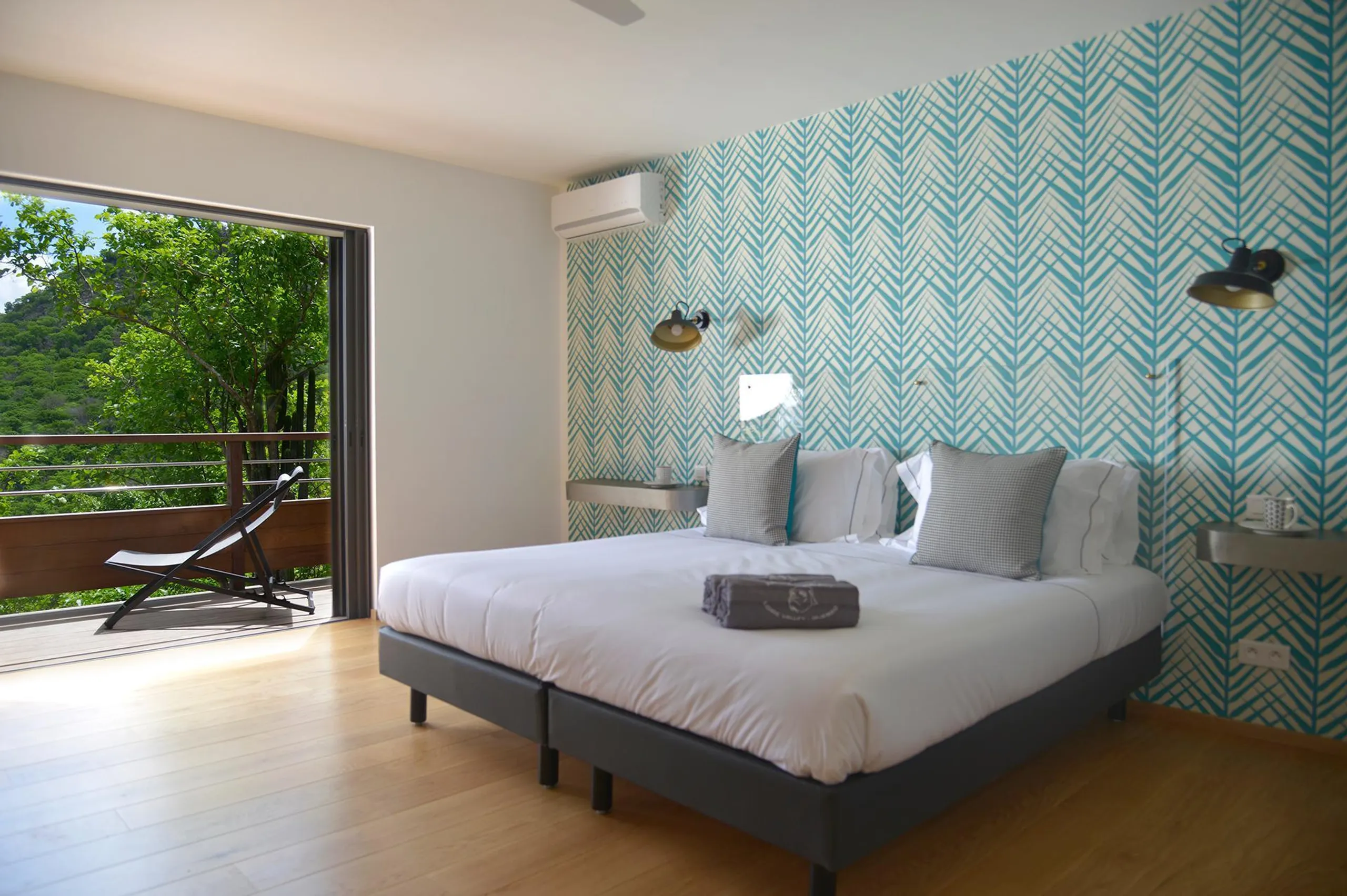 Serene Tropical Estate with Infinity Pool and Sweeping Ocean Views — photograph 8