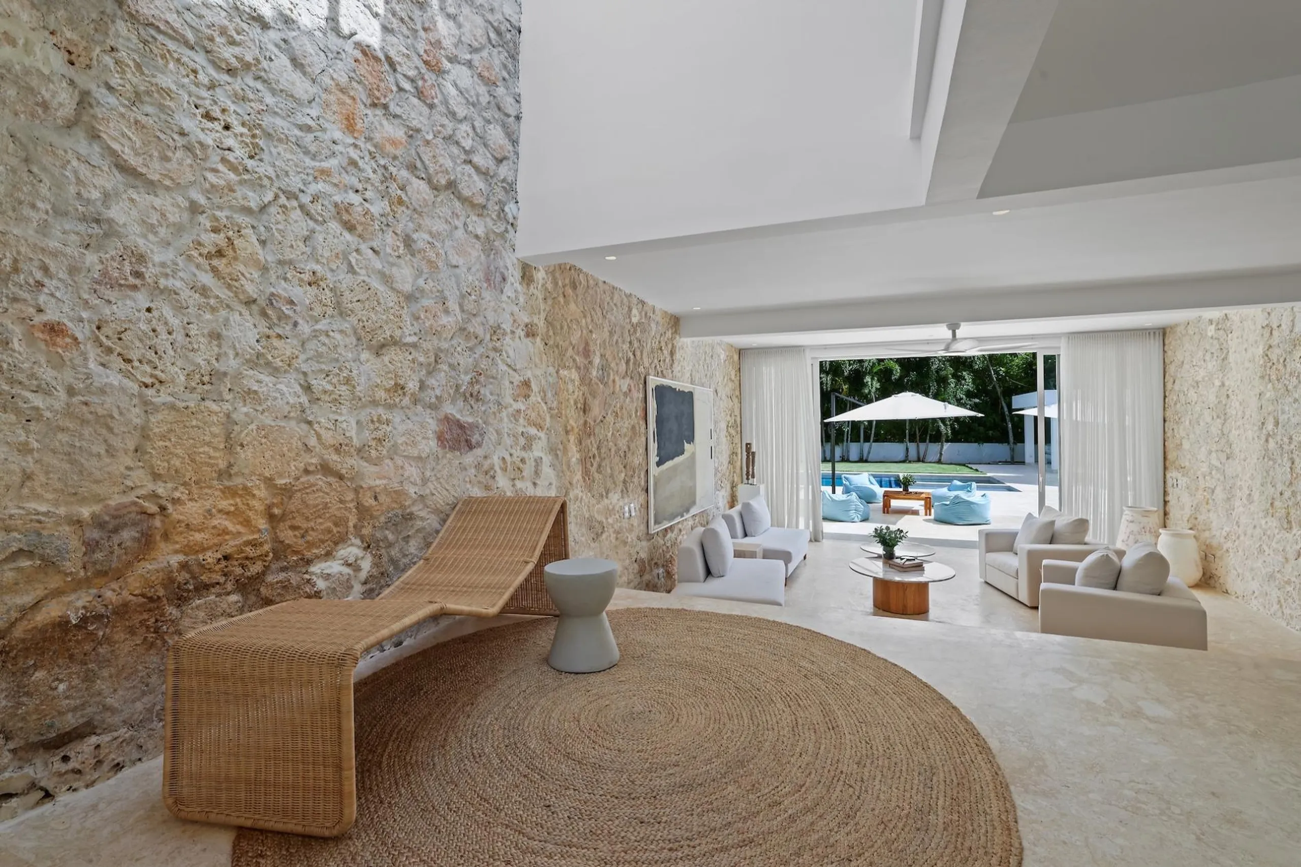 Stylish Poolside Villa with Infinity Pool, Hot Tub & Chic Interiors — photograph 6