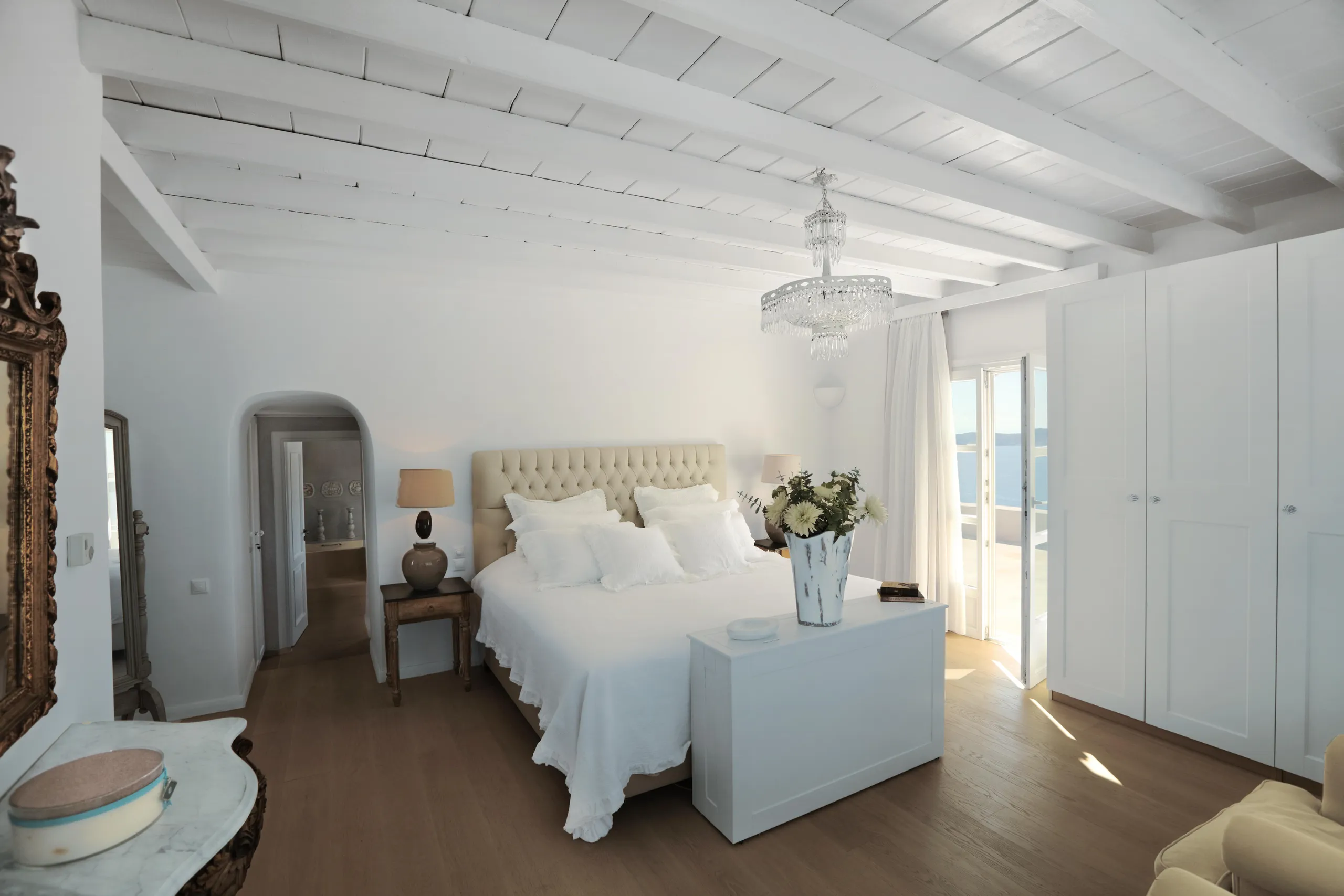 Hilltop Luminous Villa with Private Pool and Ocean Views — photograph 8