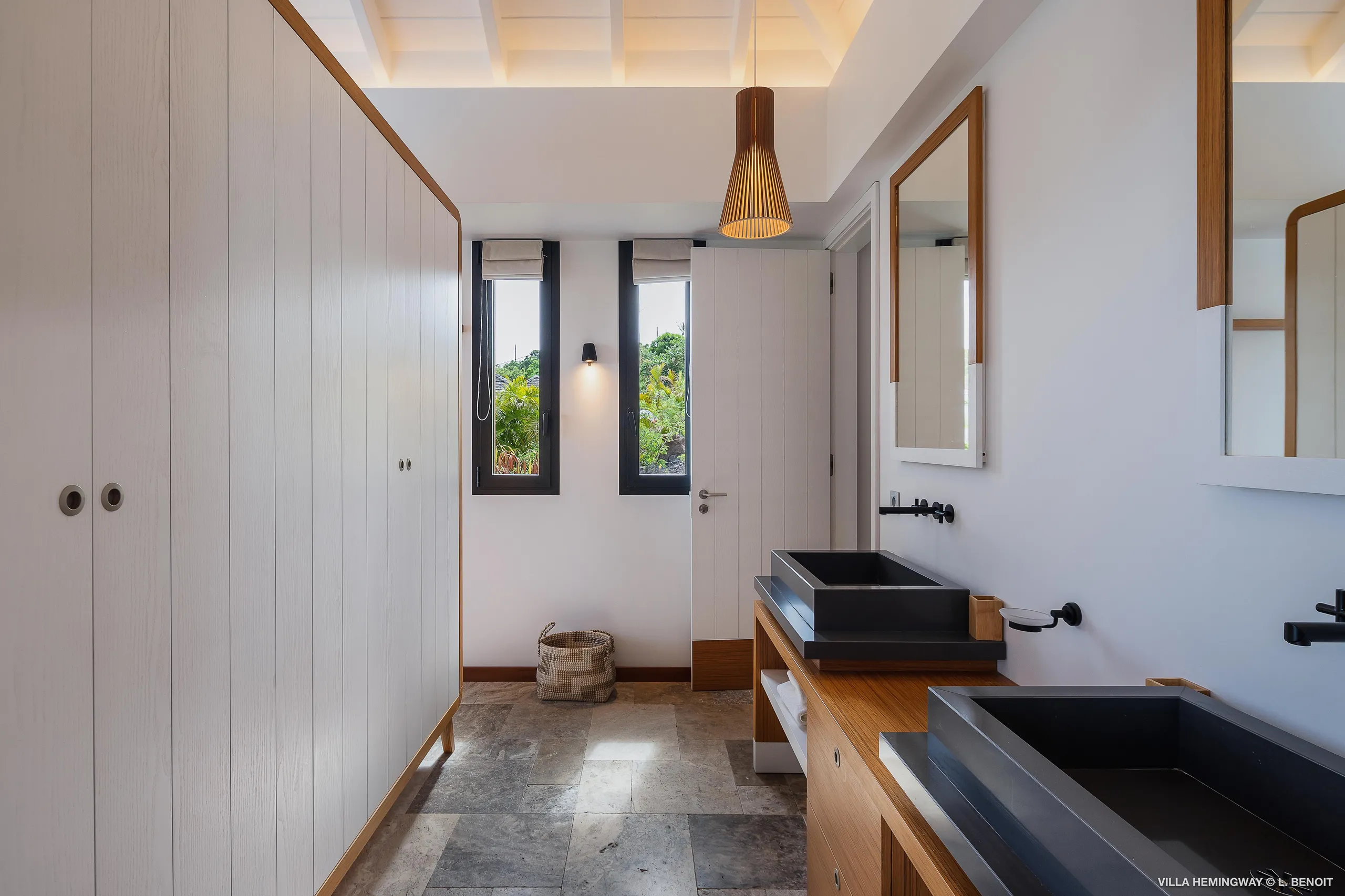 Stunning Seaside Villa with Infinity Pool and Walks to Beach — photograph 8