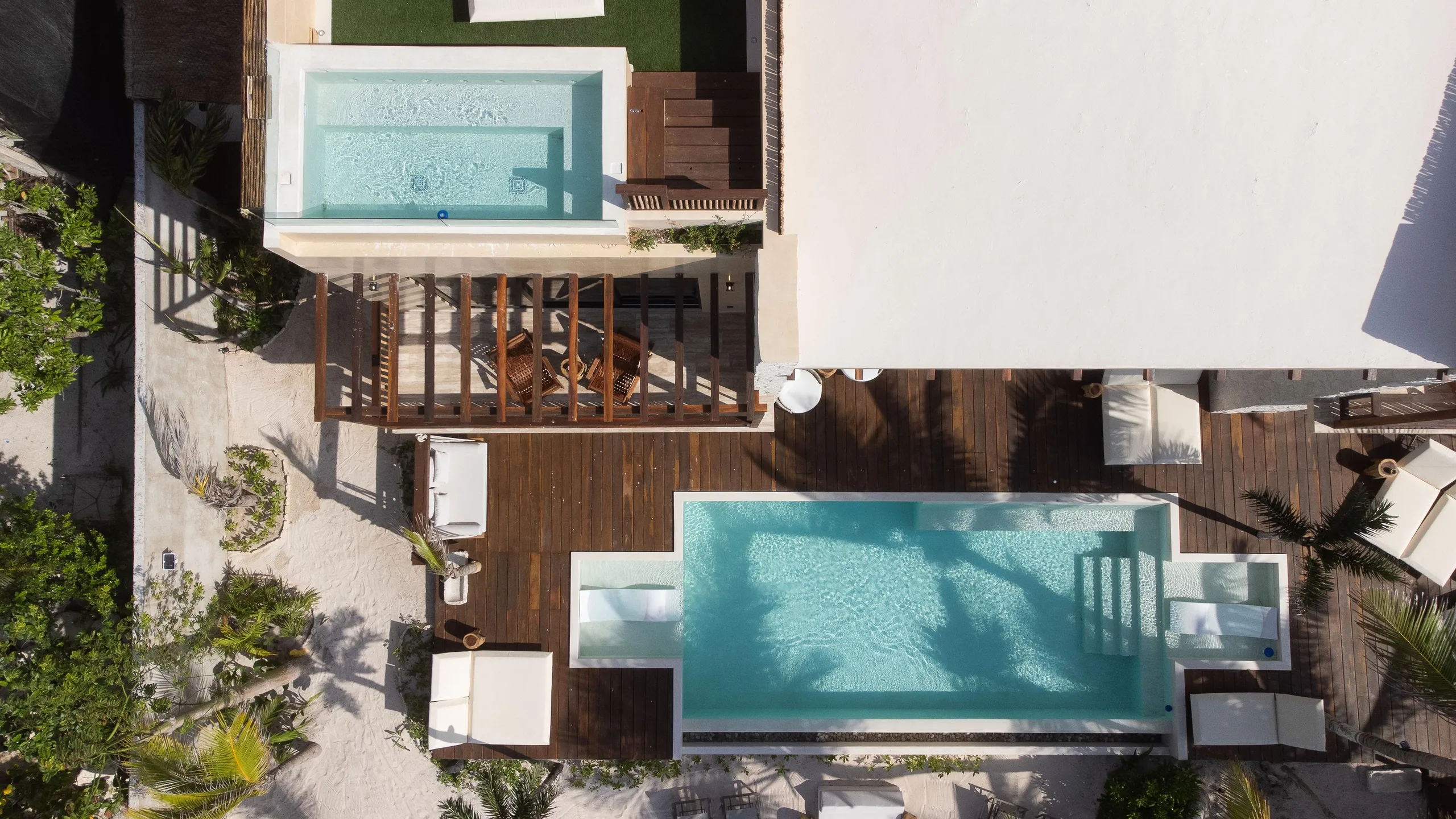 Beautiful Beachfront Estate with Infinity Pool and Ocean Views — photograph 5