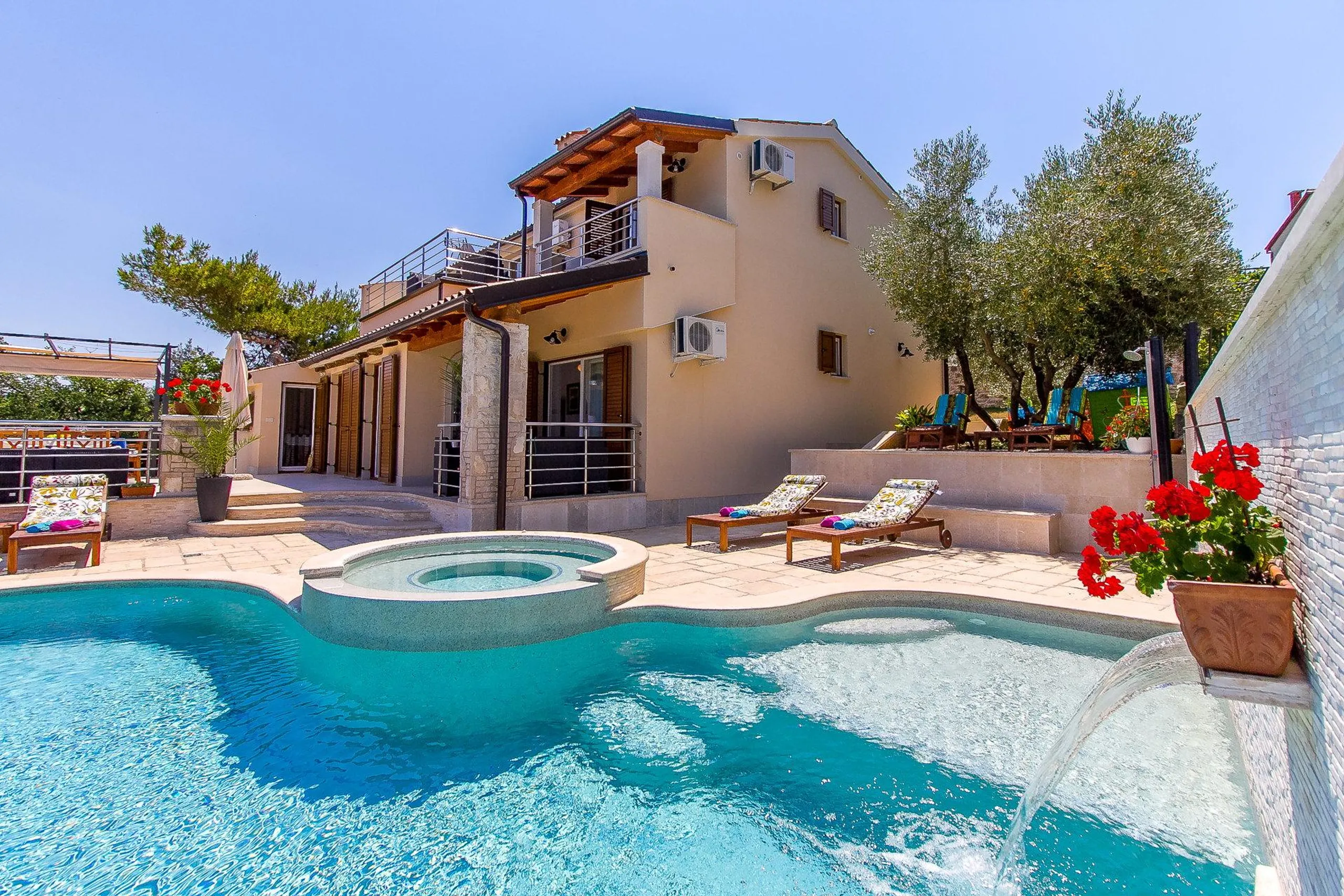 Calming Villa with Curved Infinity Pool Offering Breathtaking Views of Soline Bay — photograph 9