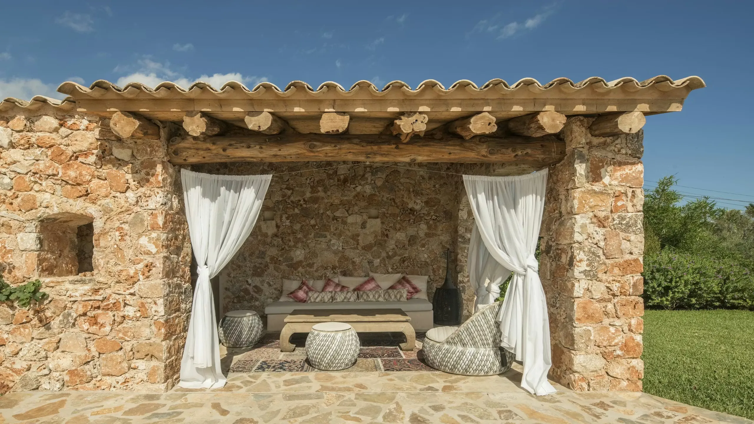 Enchanting Countryside Retreat with Infinity Pool and Scenic Views — photograph 7