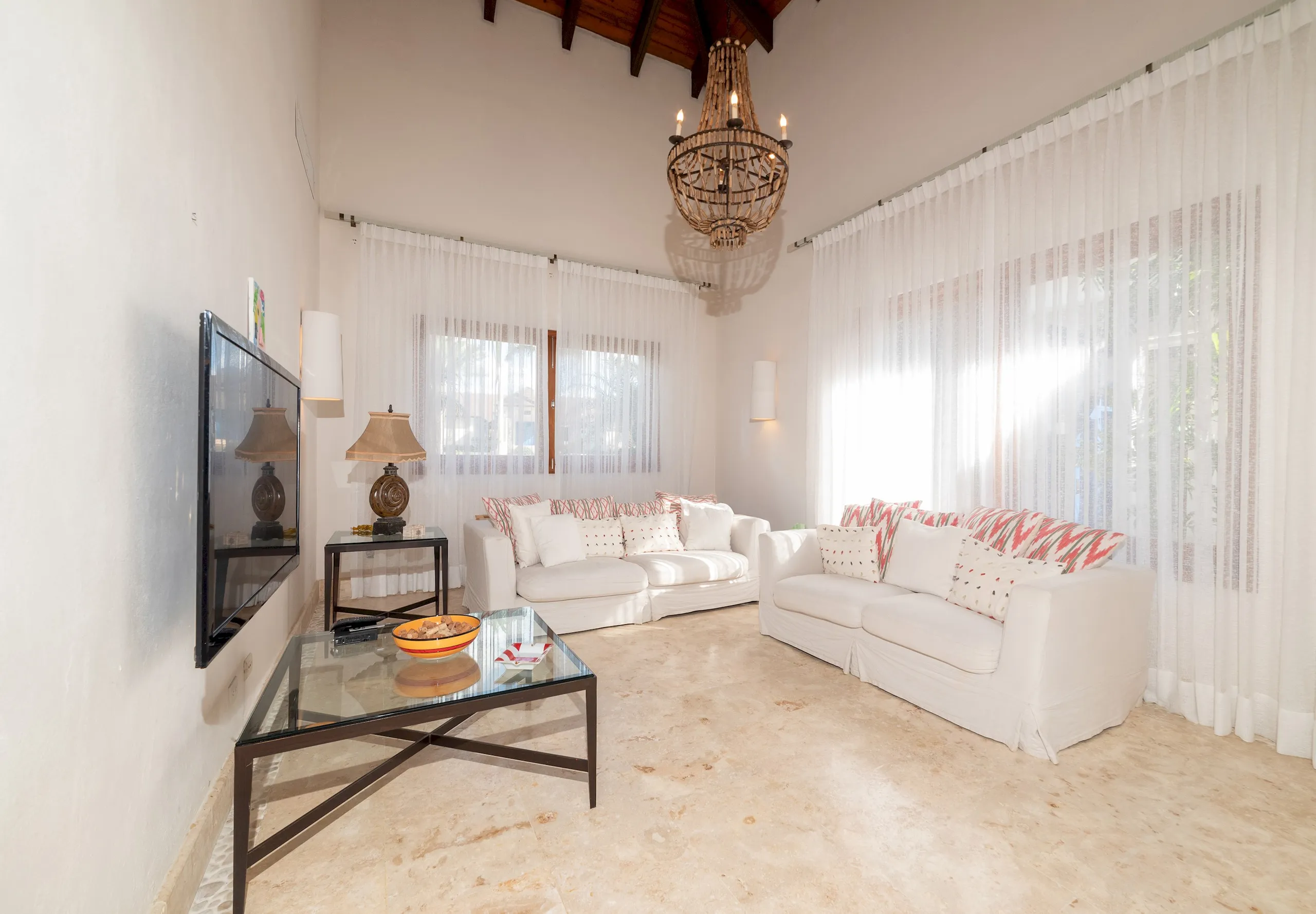 Exquisite Tropical Villa with Invigorating Pool — photograph 11