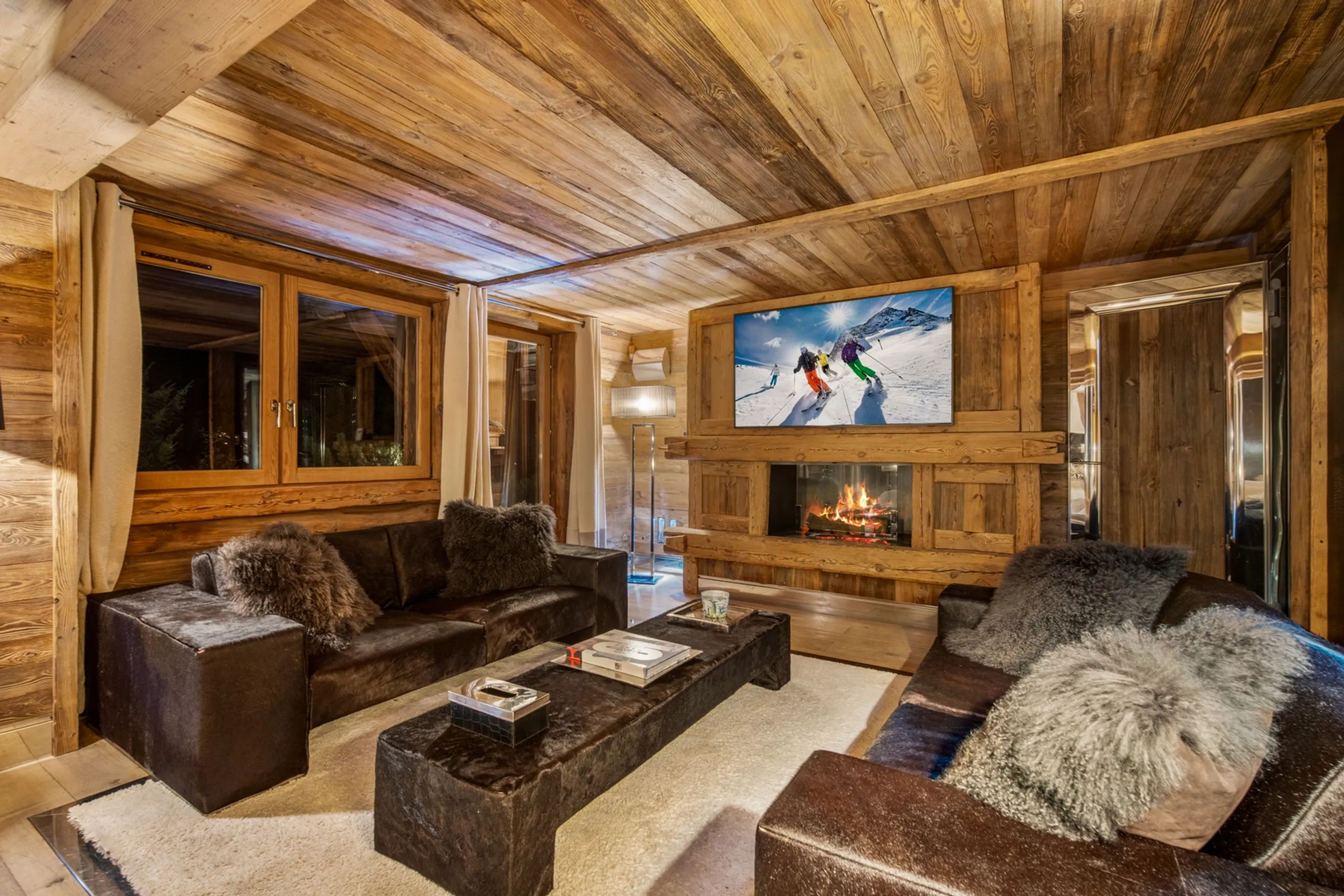 Prestigious Alpine Villa with Indoor Pool, Helipad, Cinema, Gym, and Mountain Views — photograph 8