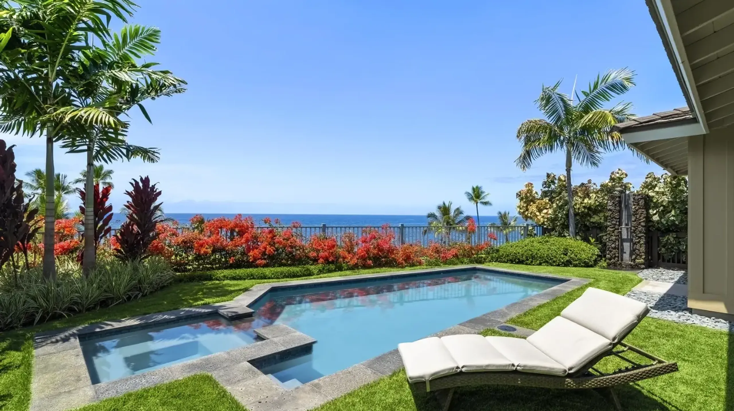 Big Island Makai Luxury Oasis with Ocean and Golf Course Views — photograph 4