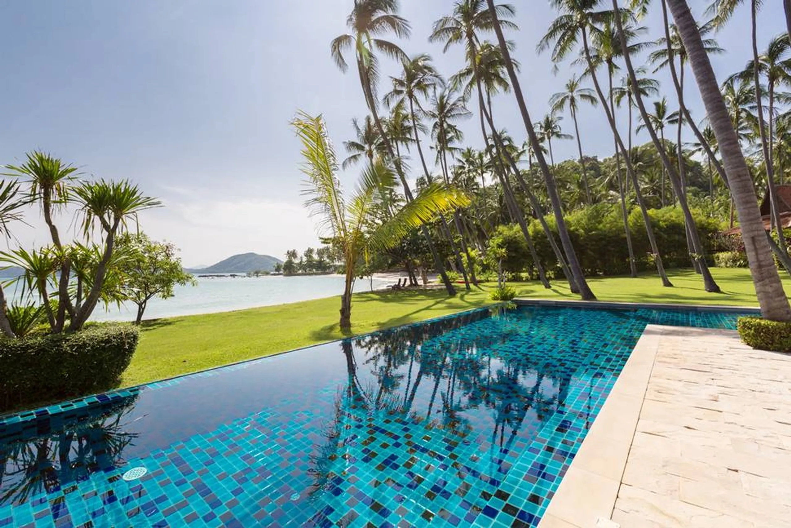 Radiant 9BR Beachfront Estate with Private Tennis Court and 20 Meter Pool — photograph 3