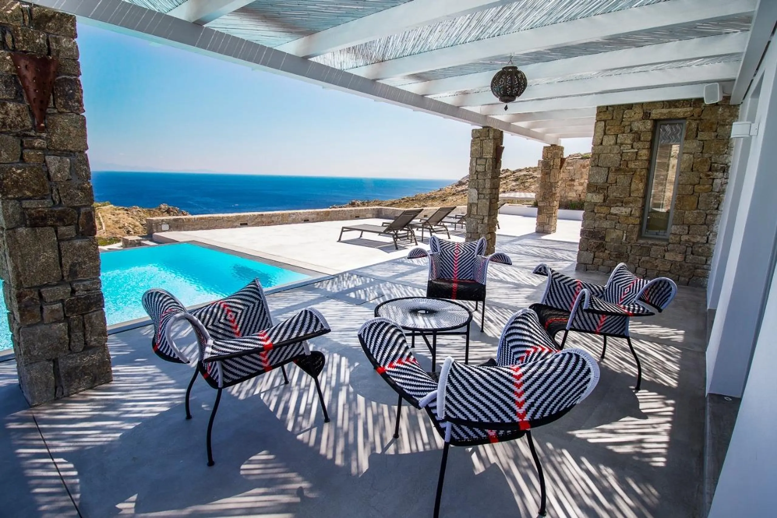 Graceful Mykonos Estate with Invigorating Pool and Stunning Views — photograph 2
