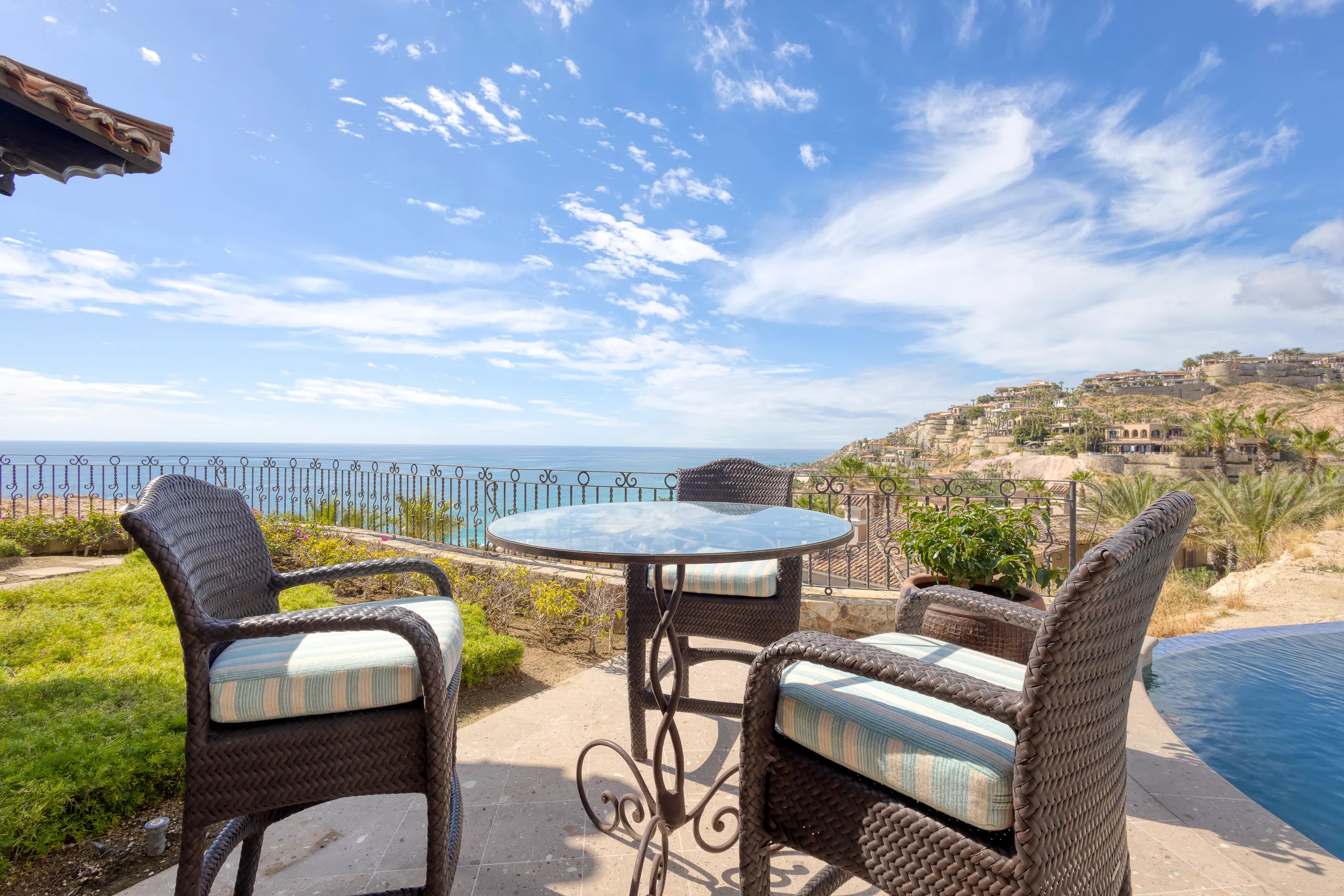 Elegantly Appointed Five Bedroom Villa with Private Infinity Pool, Jacuzzi and Panoramic Ocean Views — photograph 9