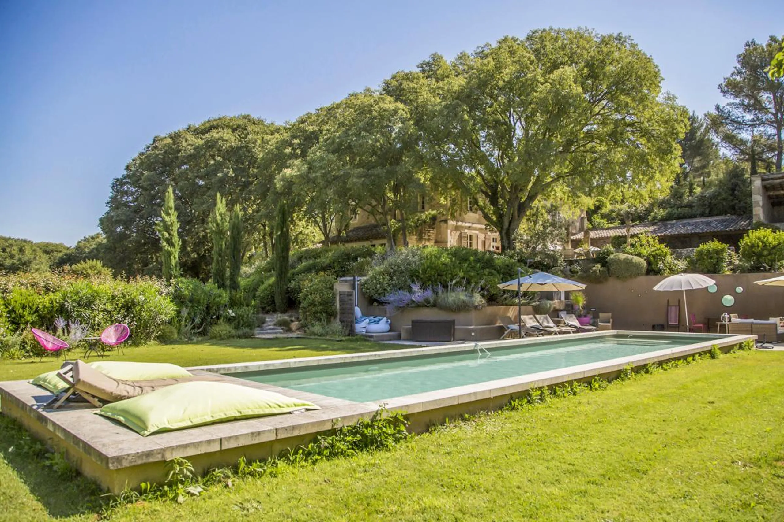 Picturesque Rustic Villa with Heated Pool, Outdoor Jacuzzi, and Stunning Mountain Views, Saint Remy De Provence