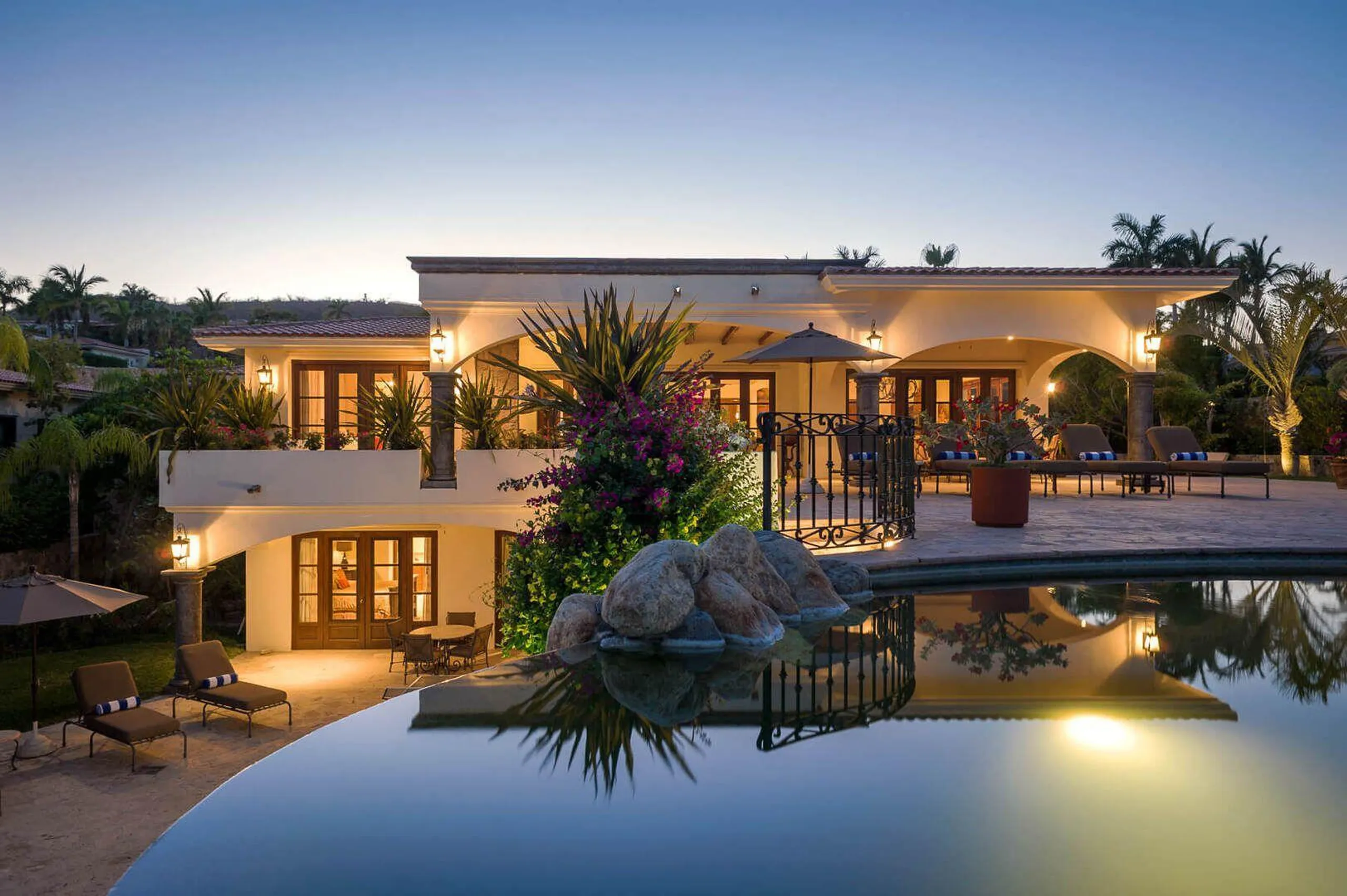 Refined and Upscale Caleta Estate with Infinity Pool and Ocean Views — photograph 10