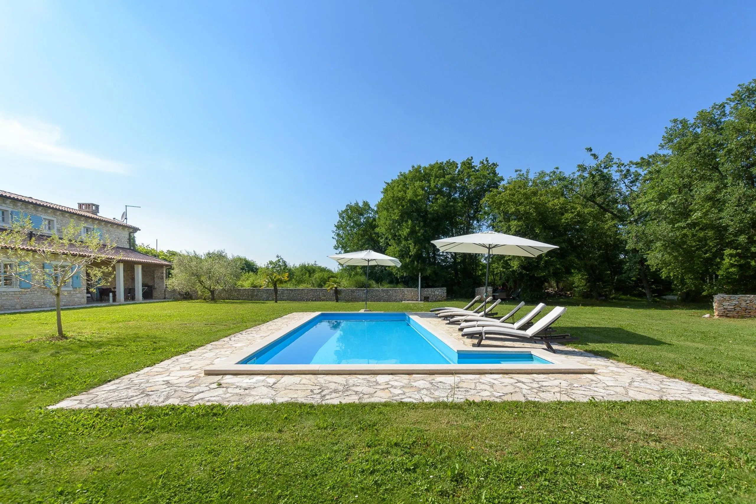 Ornate Villa with L Shaped- Pool with Serene Park Views from — photograph 11