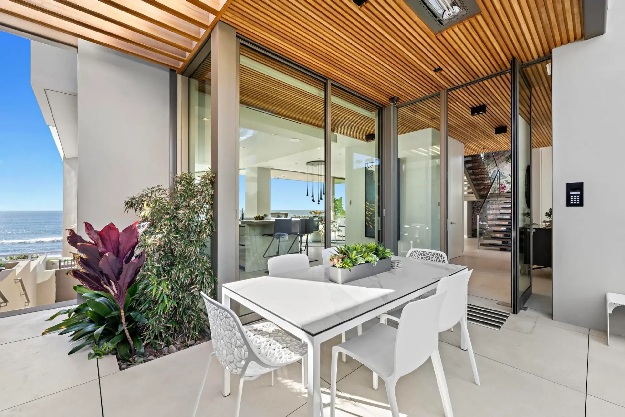 Oceanfront 4 Bedroom Villa with Private Infinity Pool, Beach Acces, and 360° Views — photograph 9