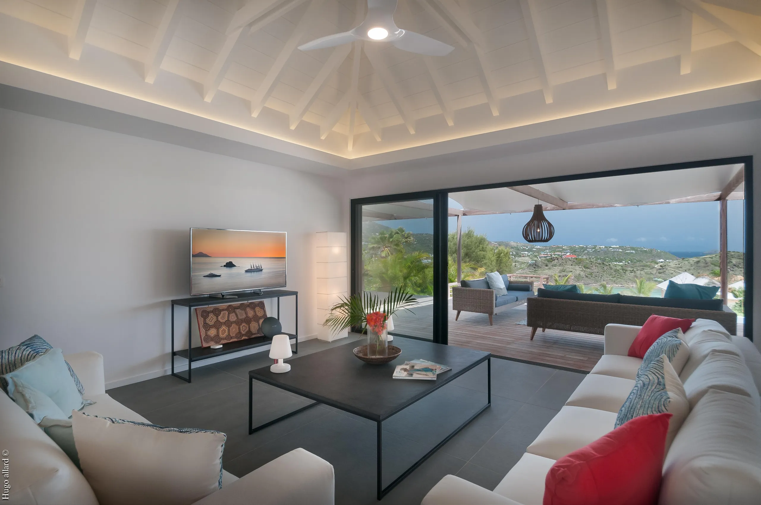 Exquisite Seaside Villa with Infinity Pool and Oceanview Patio Dining — photograph 9