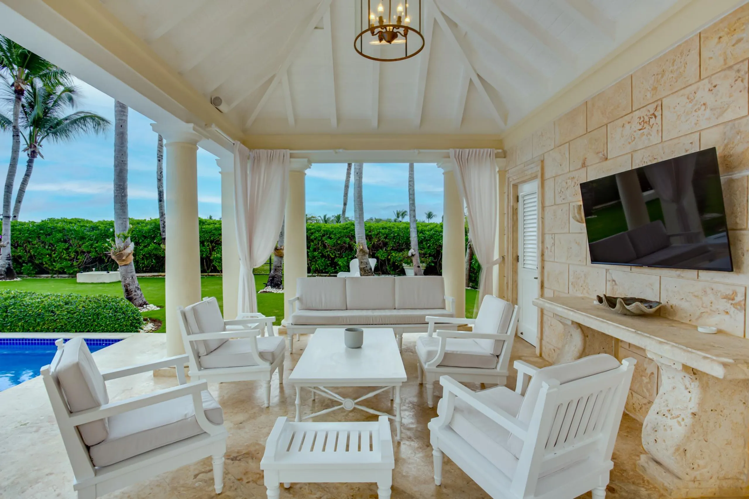 Majestic 7 Bedroom Villa with Private Pool and Lush Surroundings — photograph 12
