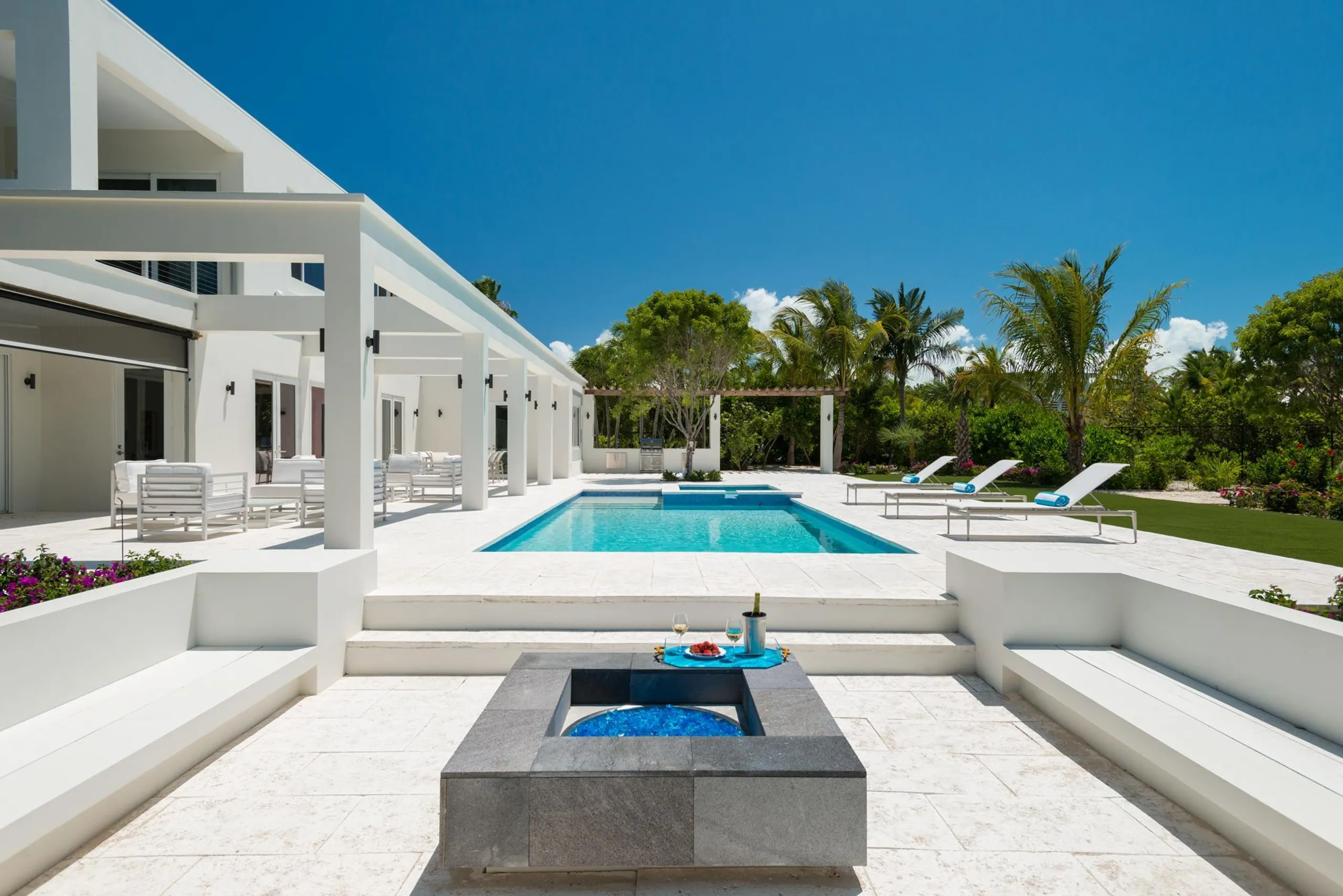 Refined Contemporary Villa with Heavenly Pool and Steps from the Beach — photograph 9