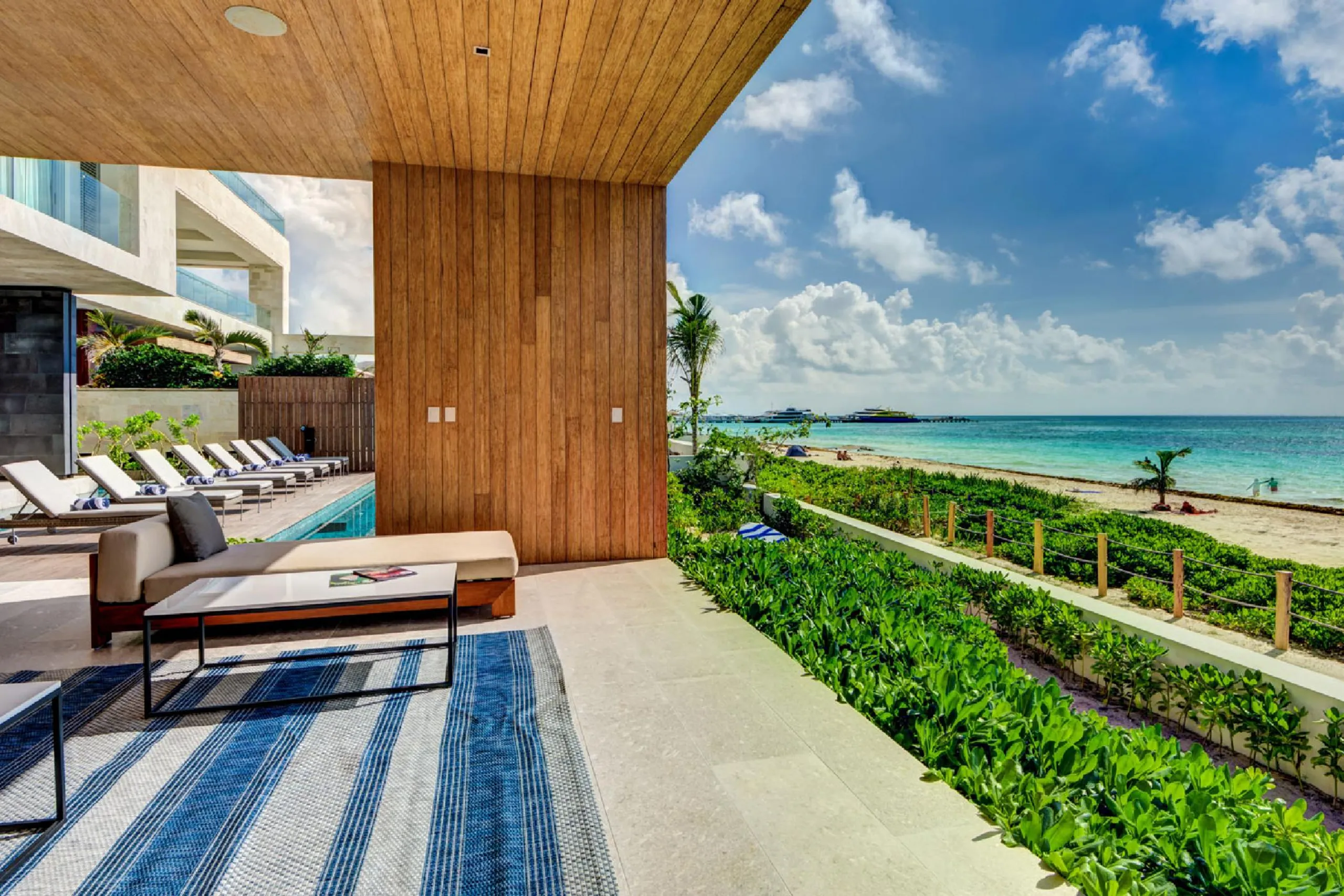 Captivating Playa del Carmen Oceanfront Luxury Estate with Double Pool and Ocean Views — photograph 11