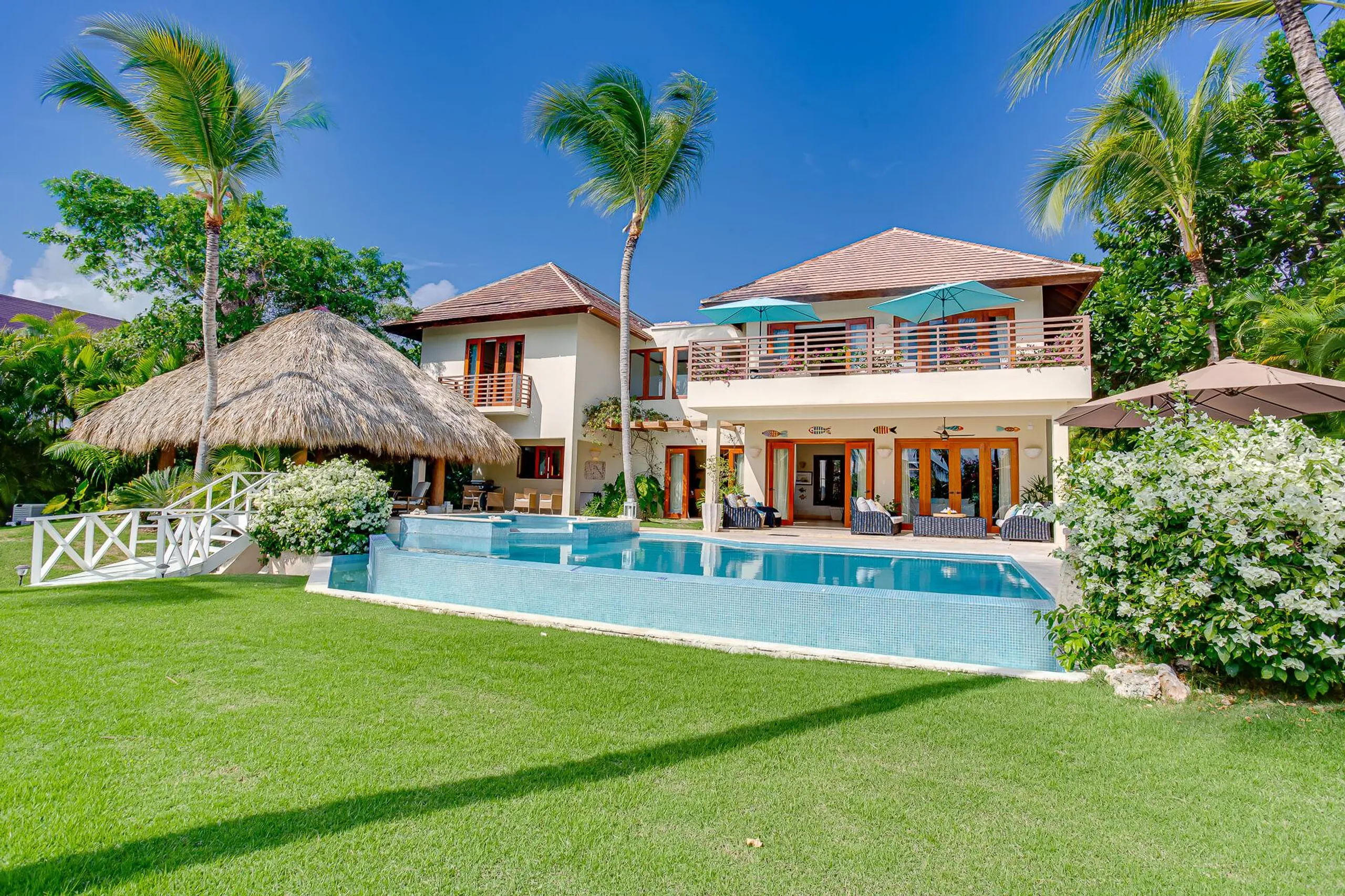 Immaculate White 5-Bedroom Villa in Punta Cana with Private Pool — photograph 4