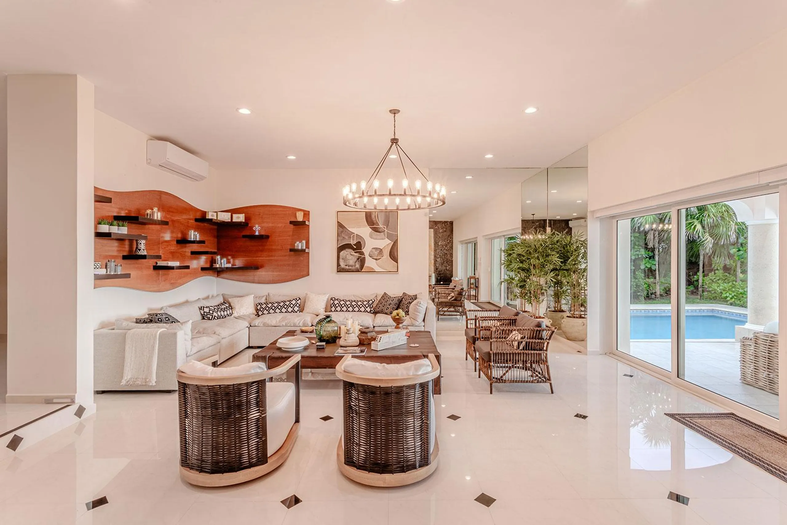 Rustic-Chic Oceanfront Villa with Pool Tables, Jacuzzi, and Direct Beach Access — photograph 10