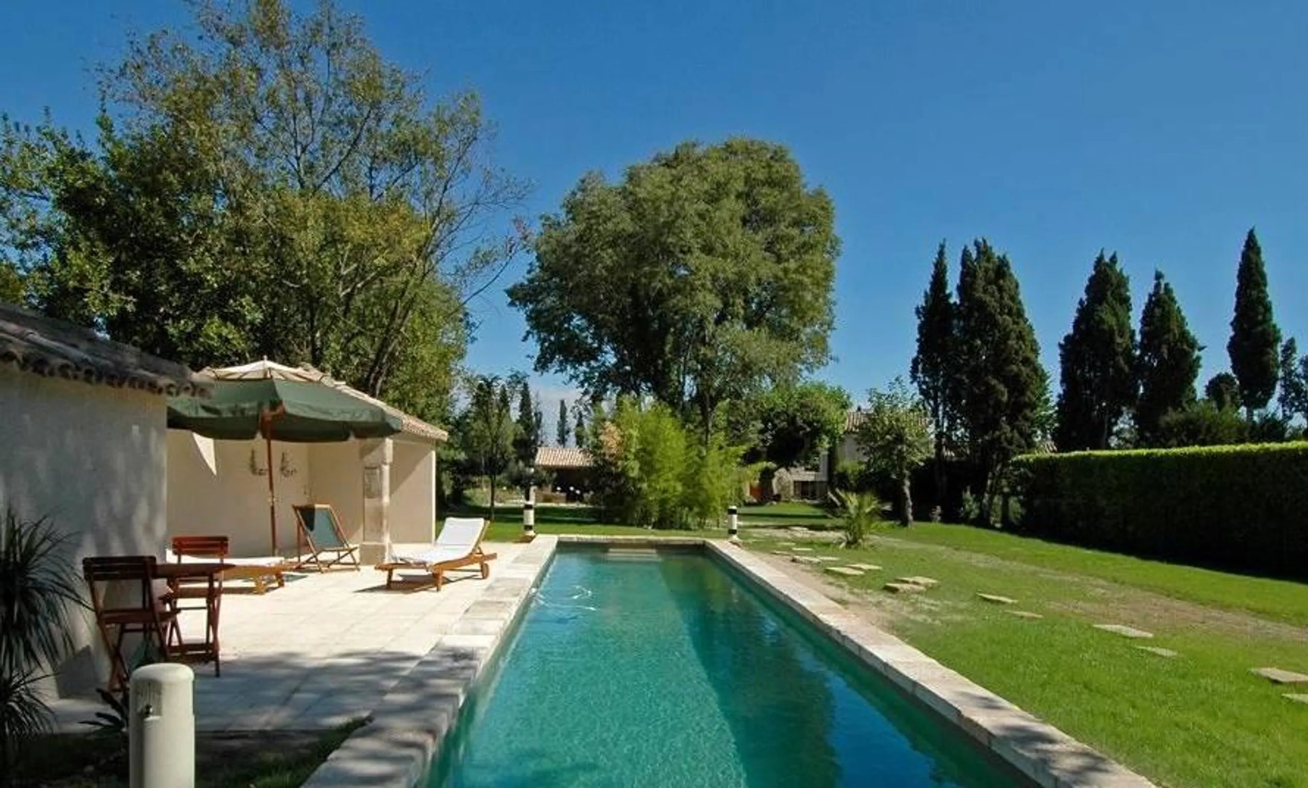 Charming Provencal Retreat with Serene Gardens and Historic Elegance in Saint Remy de Provence — photograph 5