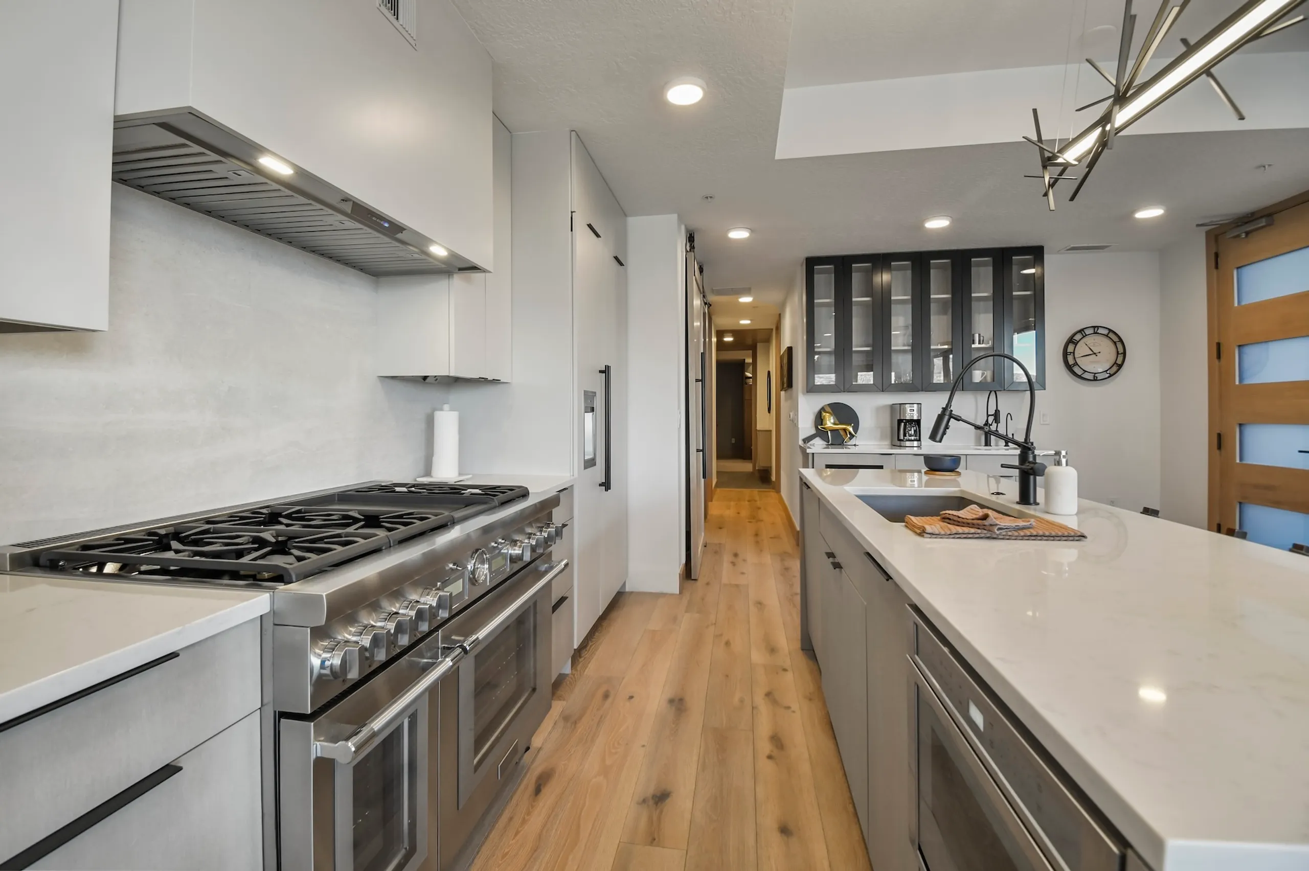 Elegant 3BR Mountainside Villa with Balcony, Firepit, Ski Access and Mountain Views — photograph 9