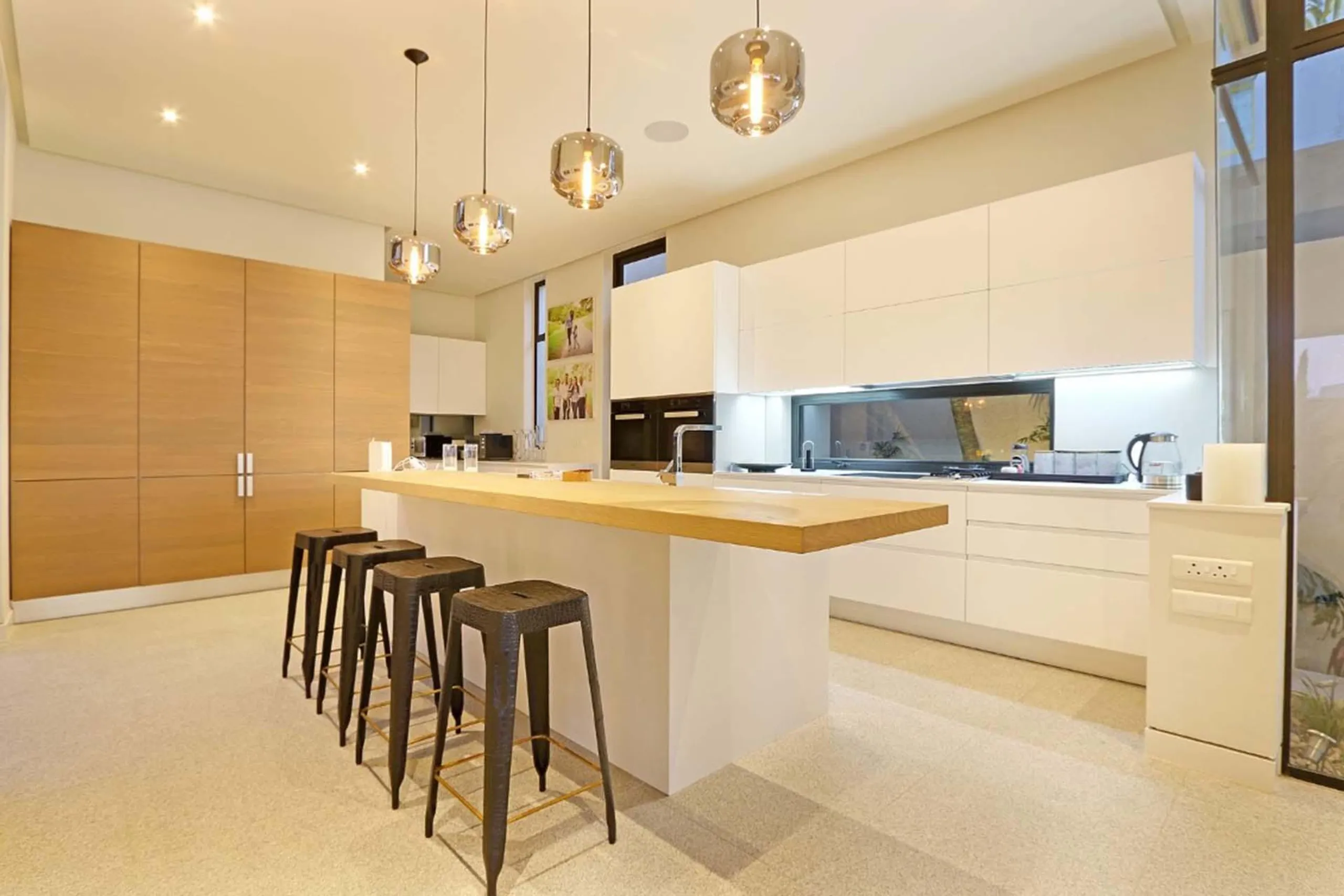 Magnificent Modern Contemporoary Villa with Sweeping Ocean Views — photograph 9
