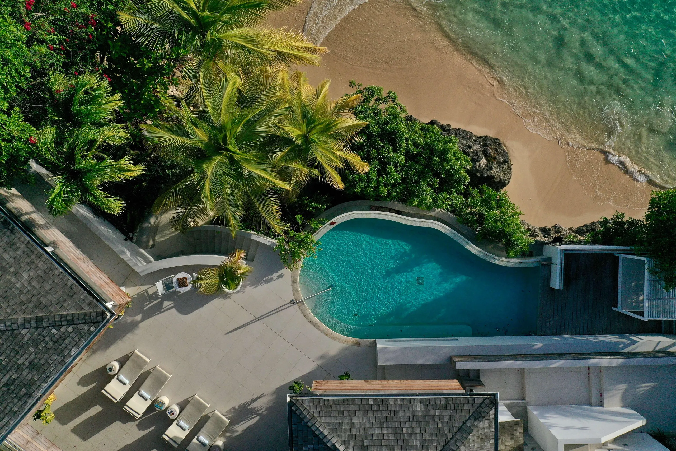 Contemporary Beachfront Villa with Private Pool and Pristine Sea Views — photograph 5