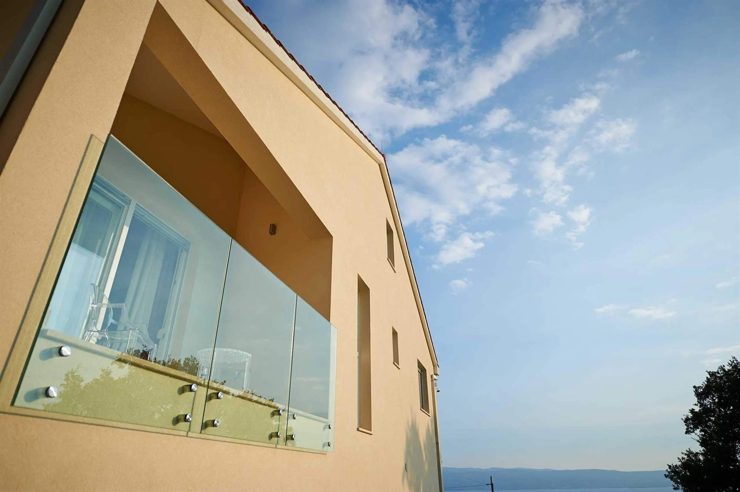 Opulent Villa with Infinity Pool, Saunas, Gym and Panoramic Sea Views — photograph 8
