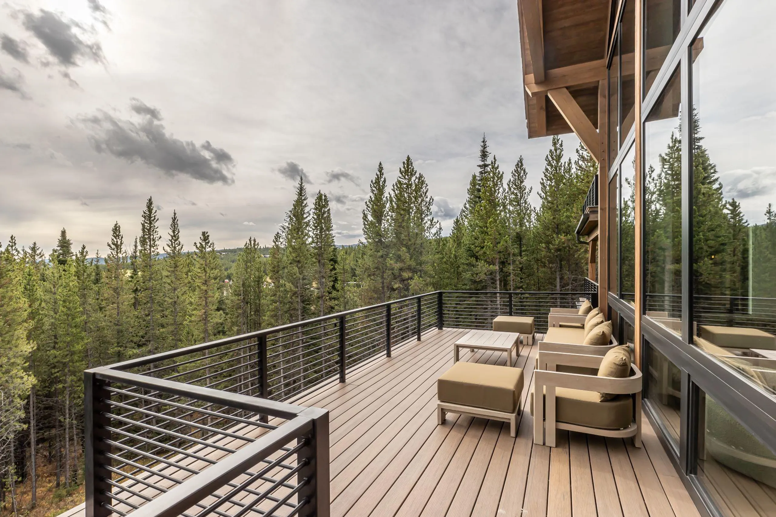 Regal Resort-Style Chalet in Big Sky with Jacuzzi and Fireplace — photograph 3