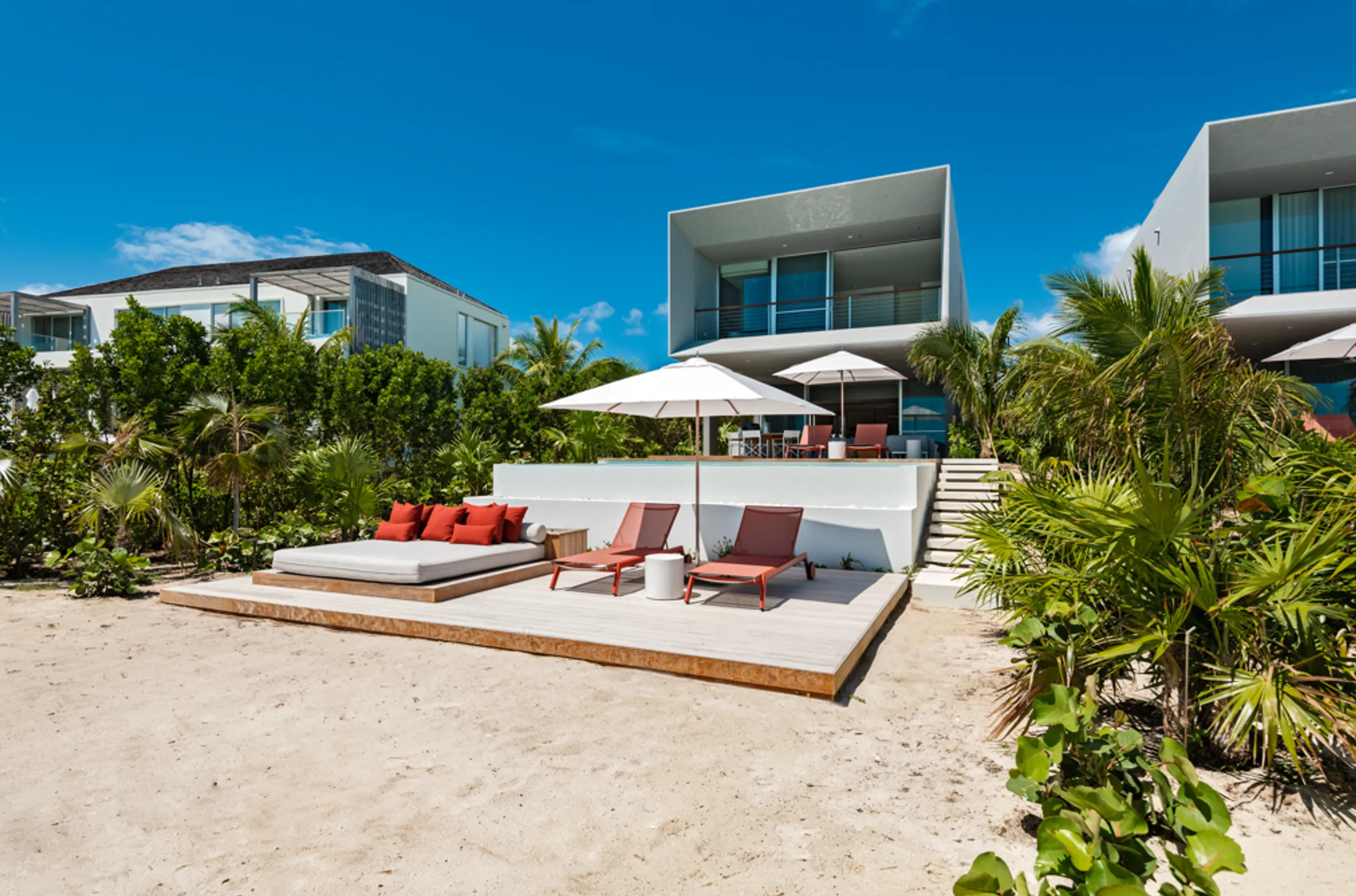 Stunning Two-Story Long Bay Oceanfront Beach House  with Infinity Pool — photograph 3