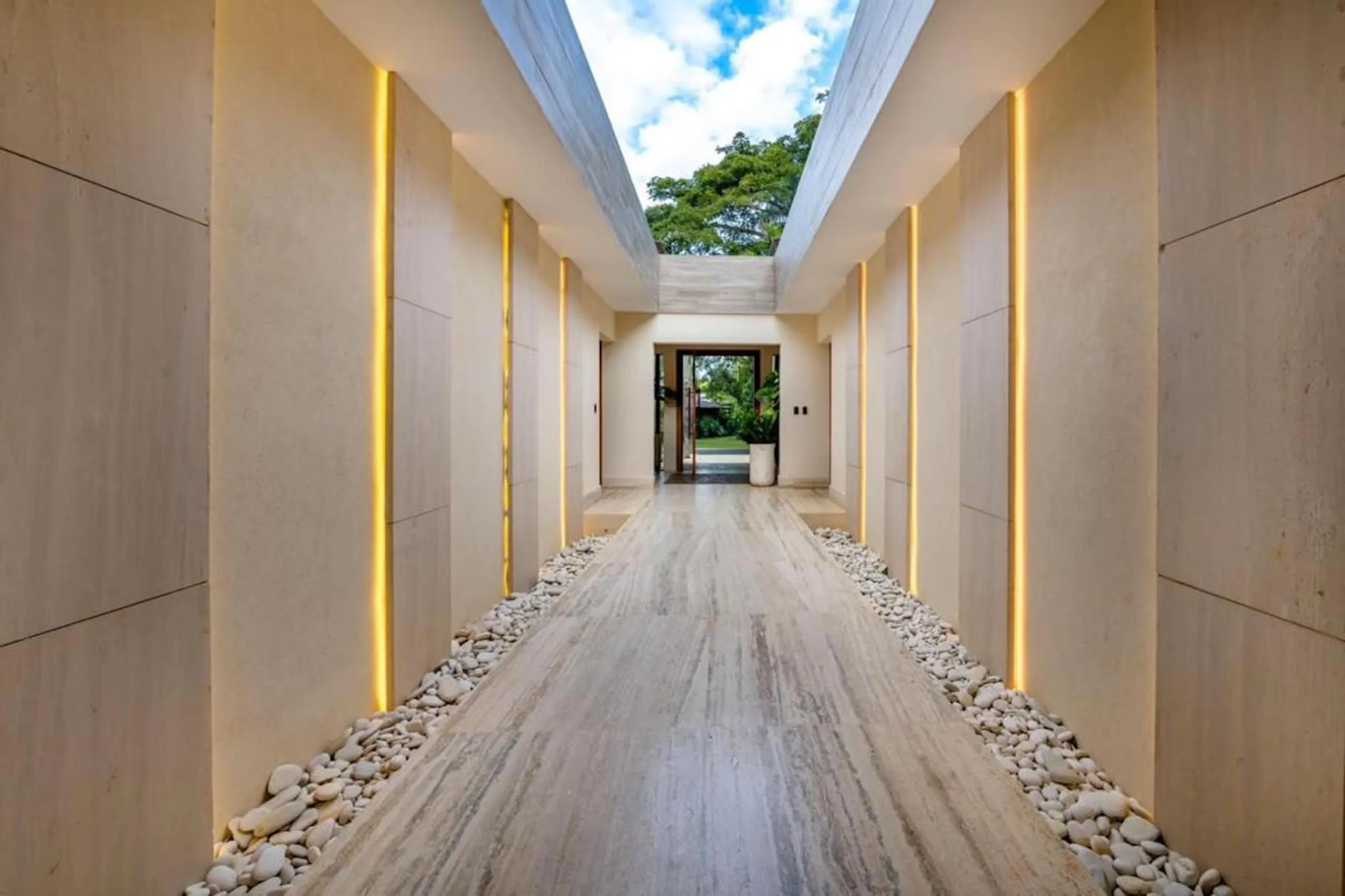 Serene Tropical Villa with Private Pool and Prime Location — photograph 6