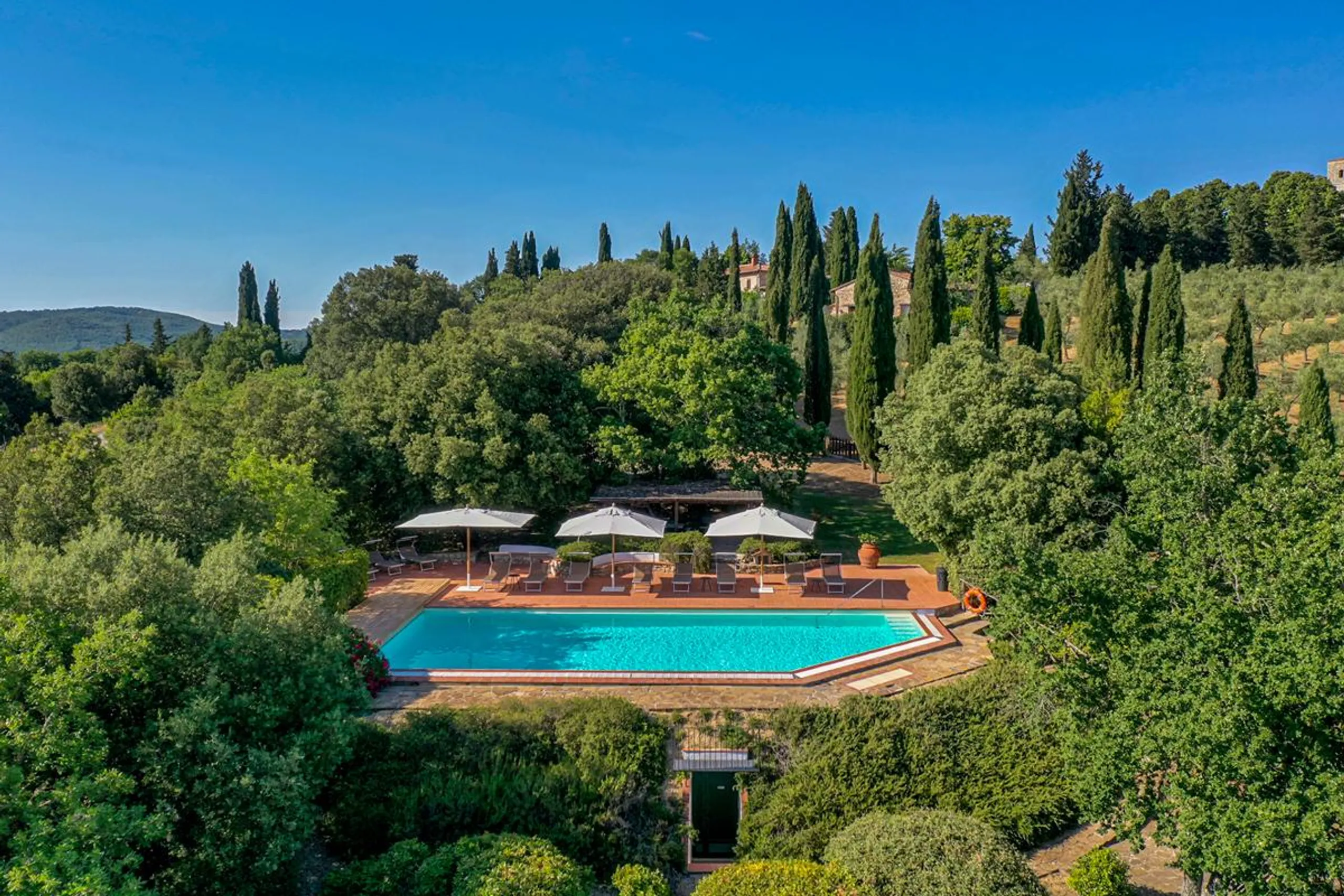 Glorious Tuscan Villa with Private Pool, Jacuzzi and Dining Terraces, Radda in Chianti
