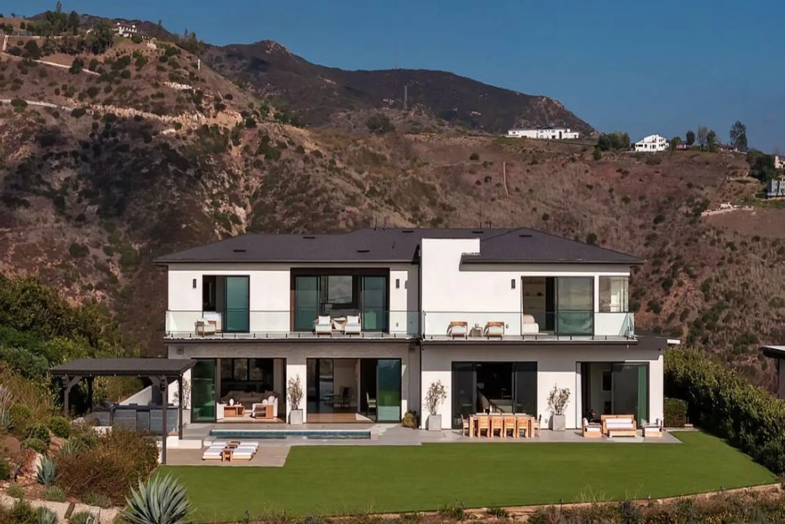 Radiant Los Angeles Modern Estate with Pool, Jacuzzi & Expansive Ocean Decks — photograph 7