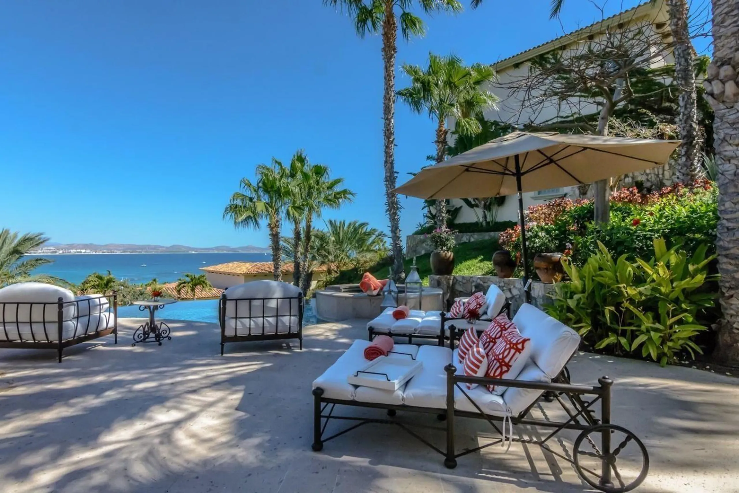 Enchanting Villas del Mar Estate with Infinity Pool and Spa — photograph 5
