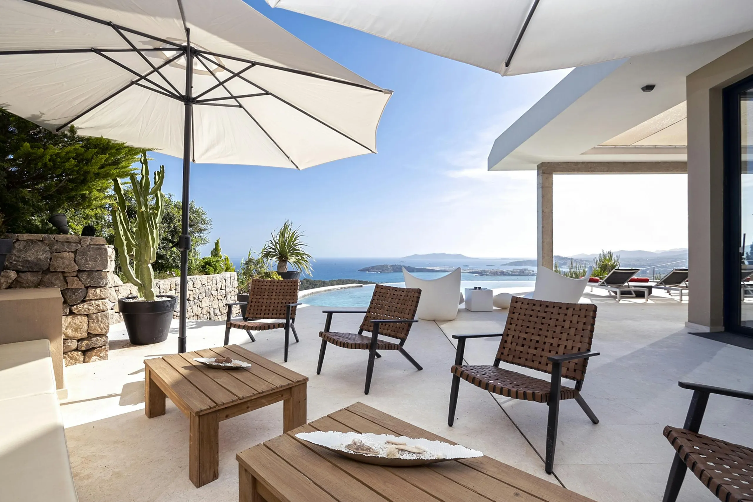 Stylish Seaview Villa in Ibiza with Infinity Pool and Sun Deck — photograph 8