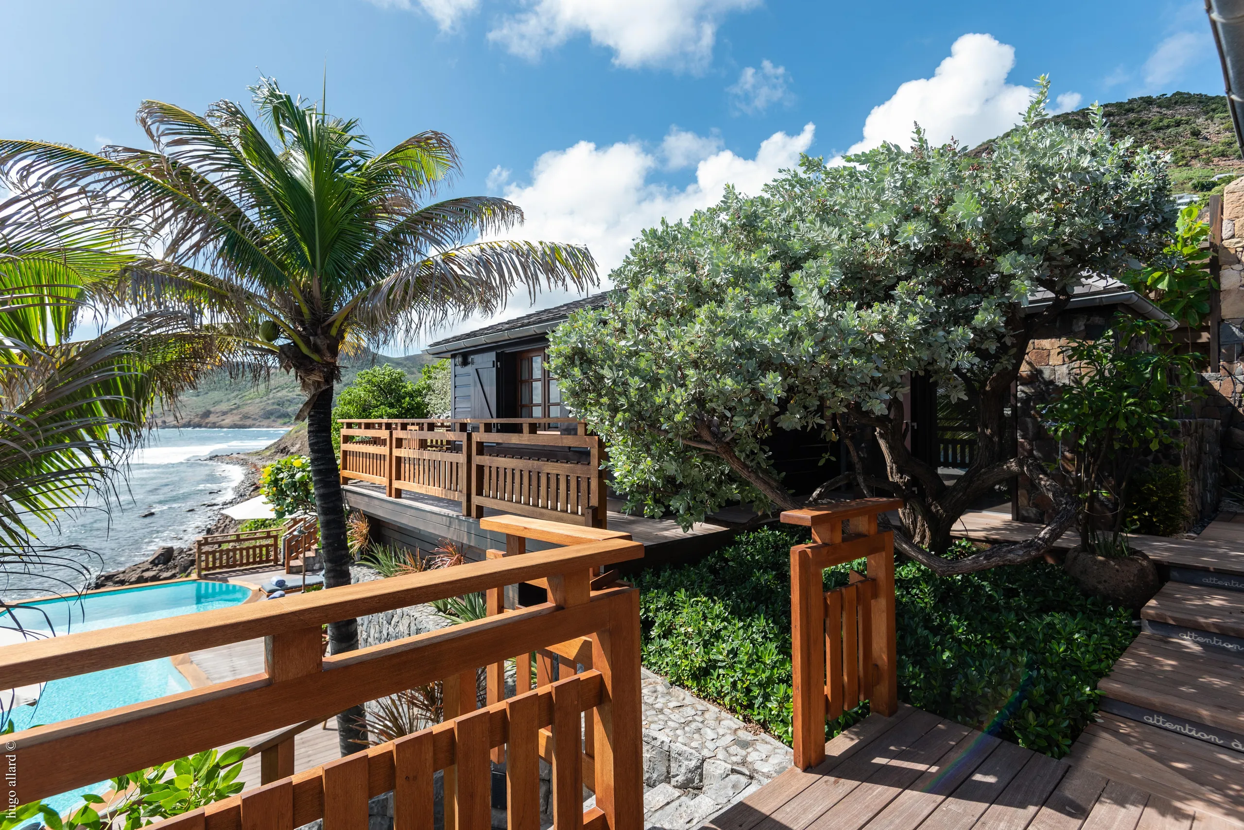 Majestic Oceanside Villa with Invigorating Pool — photograph 4