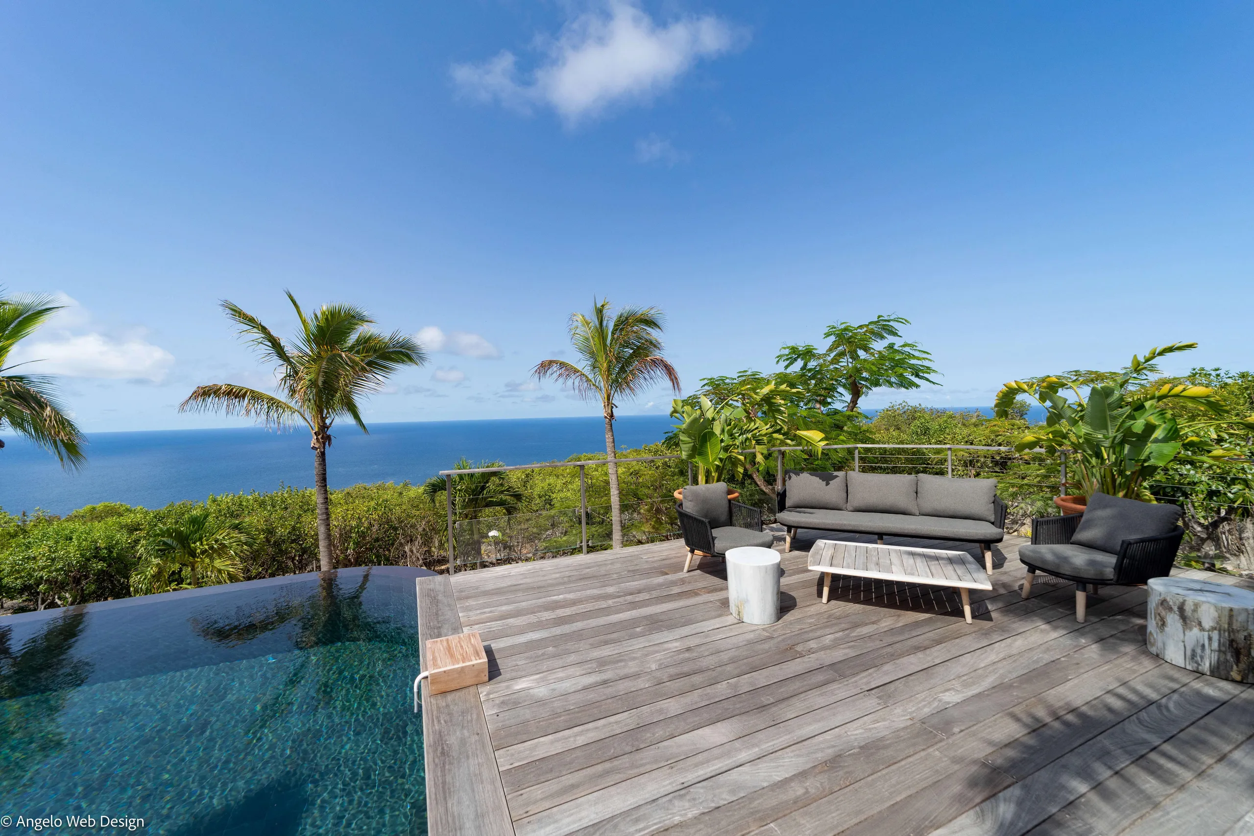 Plush and Inviting Villa with Infinity Pool and Breathtaking Ocean Views and Gorgeous Sunset — photograph 3