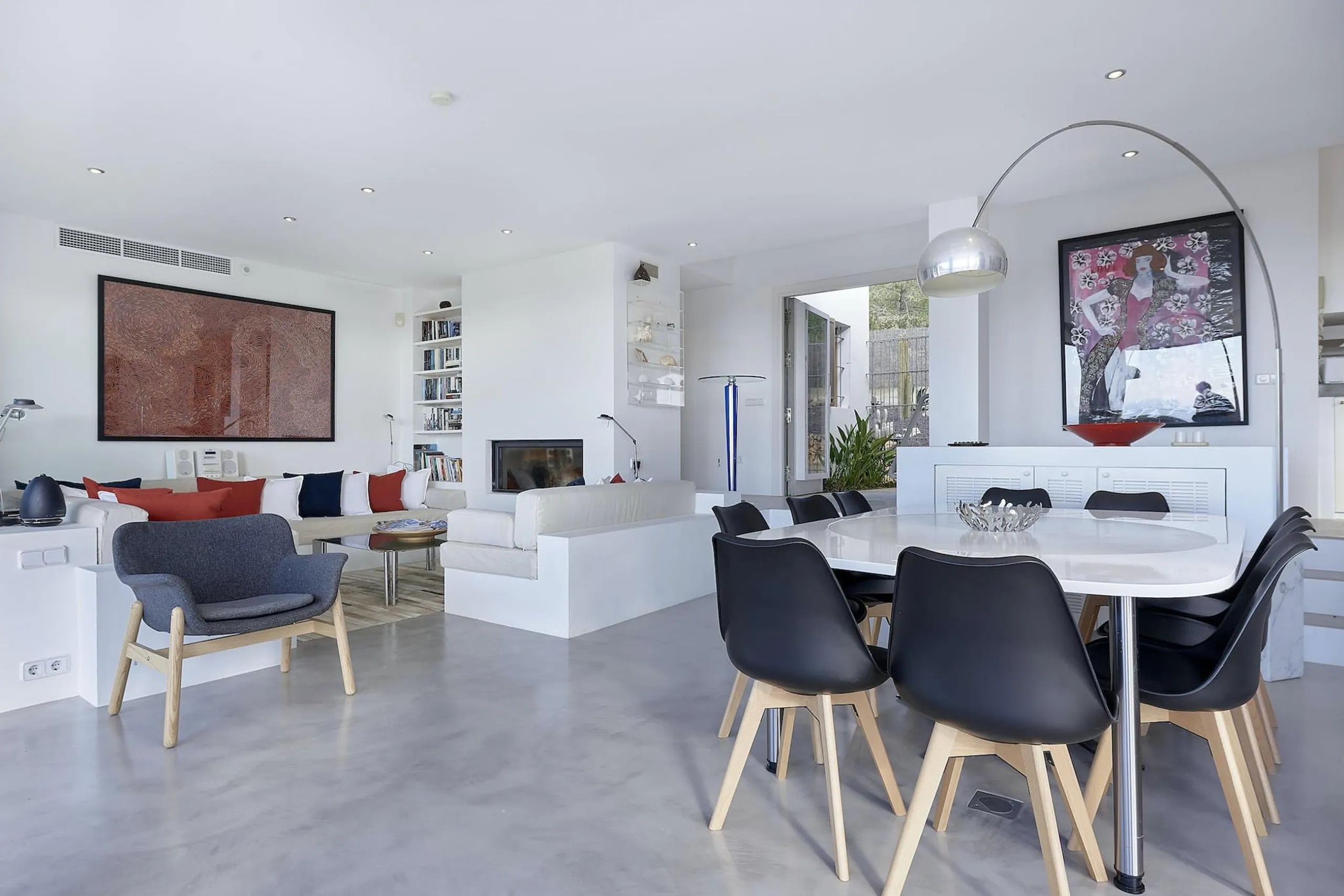 Stylish Ibiza Seaside Villa with Infinity Pool and Oceanview Dining — photograph 9